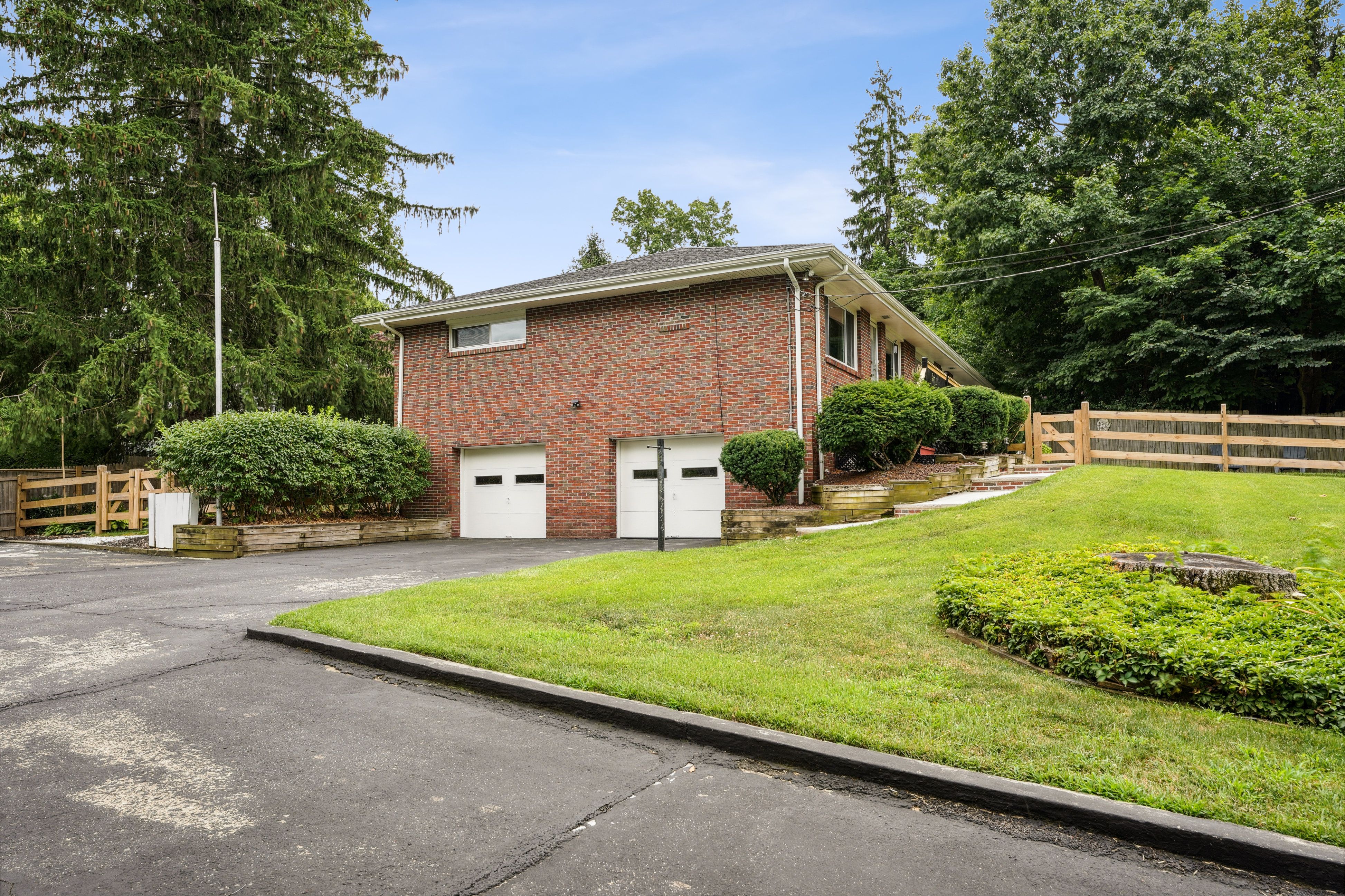 863 Mountain Avenue (aka 188 Yale Avenue)
