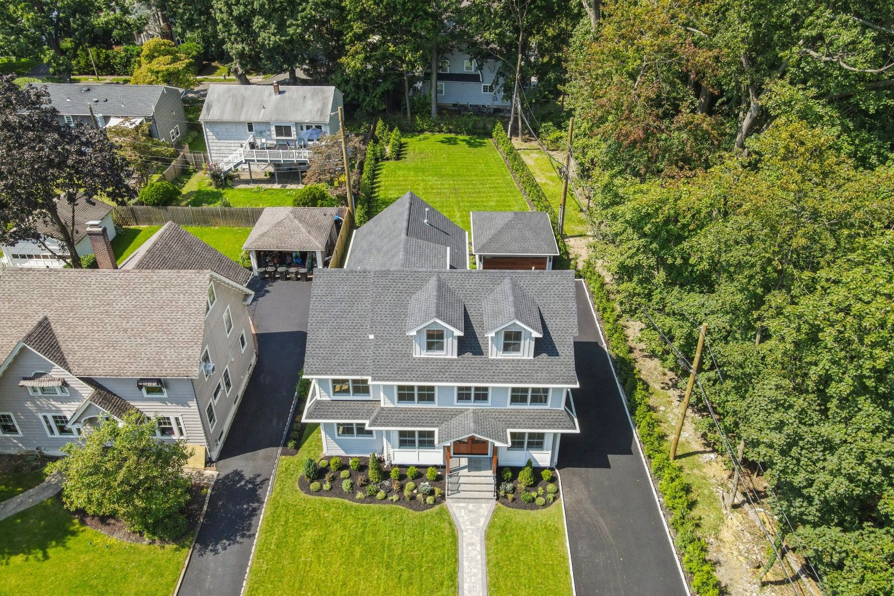 670 Ridgewood Ave 