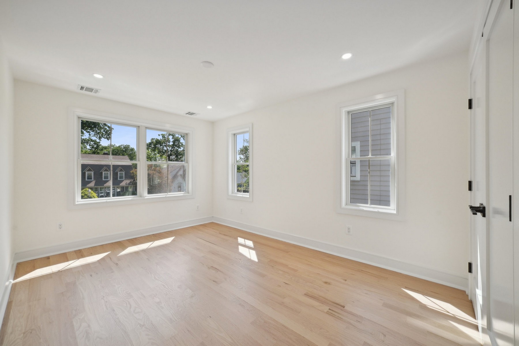 670 Ridgewood Ave 