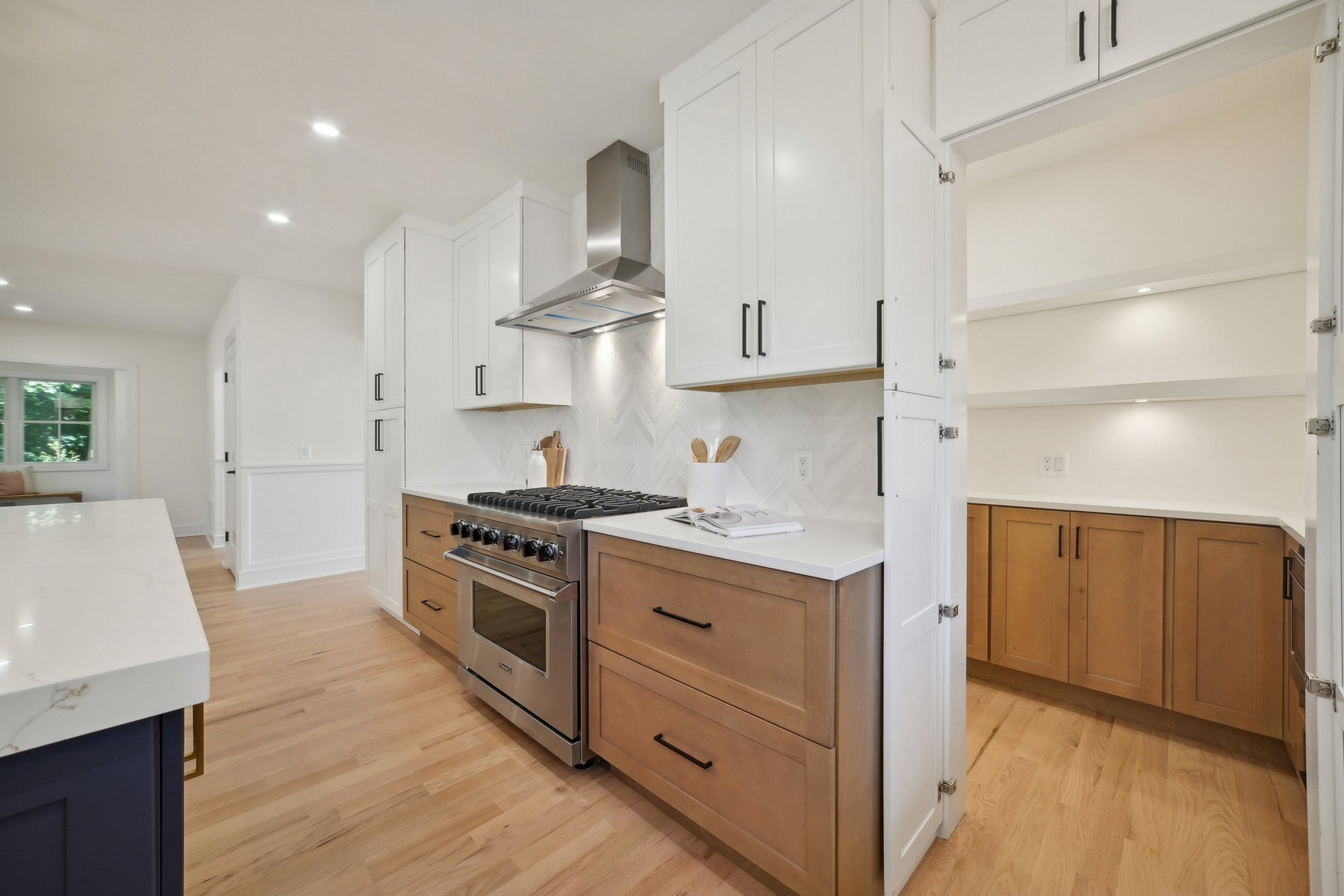 670 Ridgewood Ave 