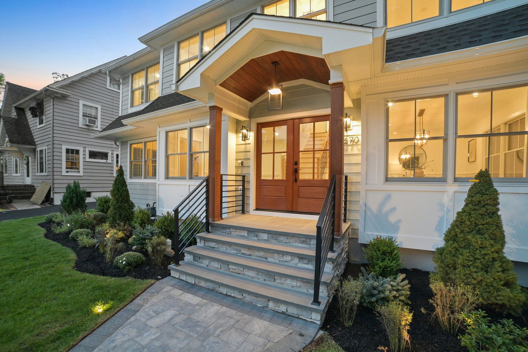 670 Ridgewood Ave 