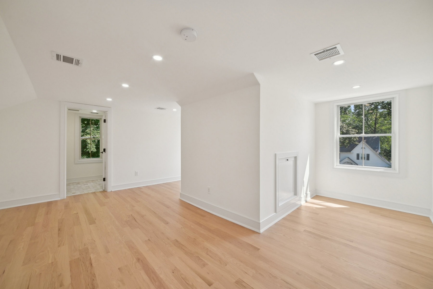 670 Ridgewood Ave 