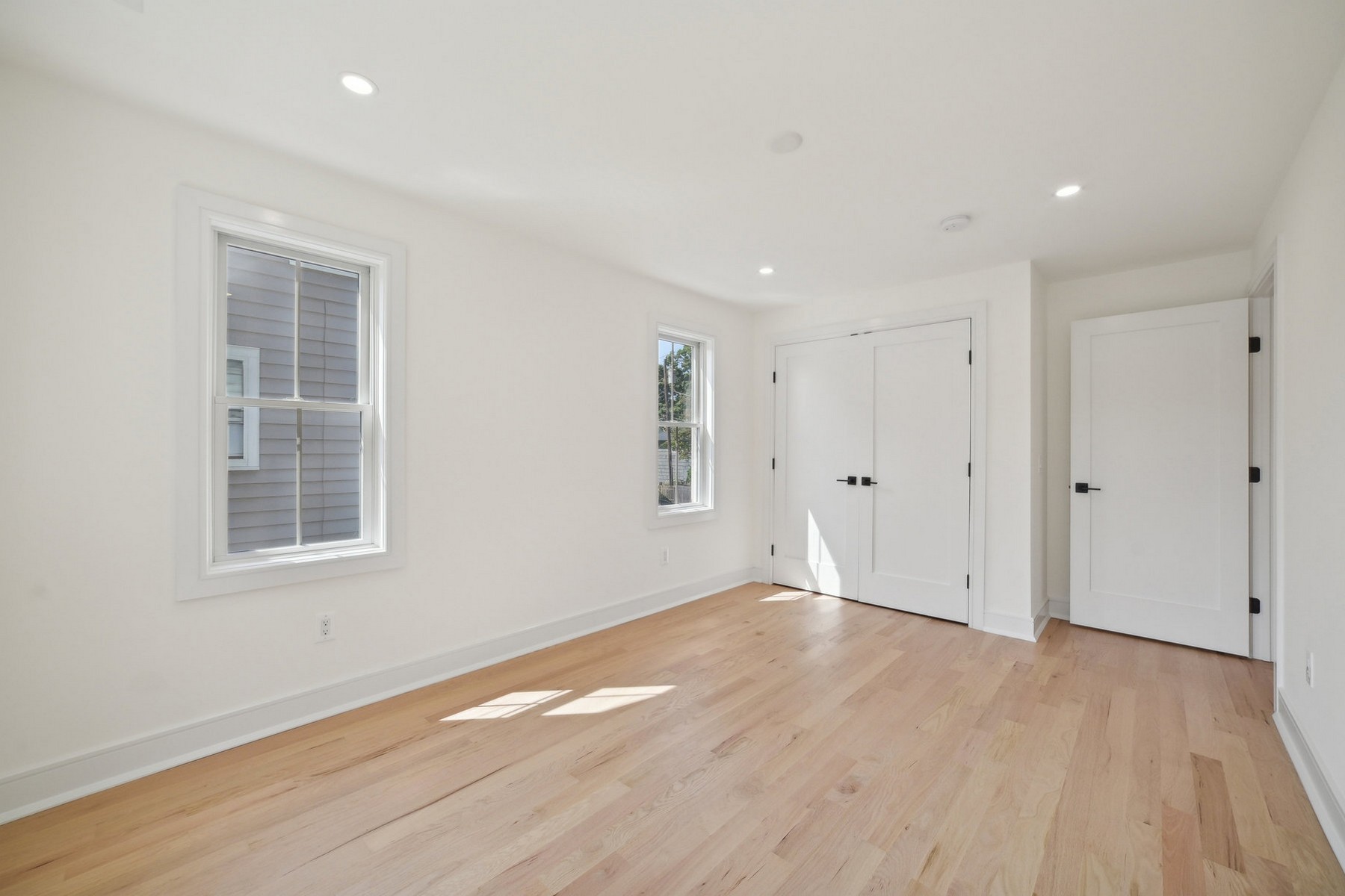 670 Ridgewood Ave 