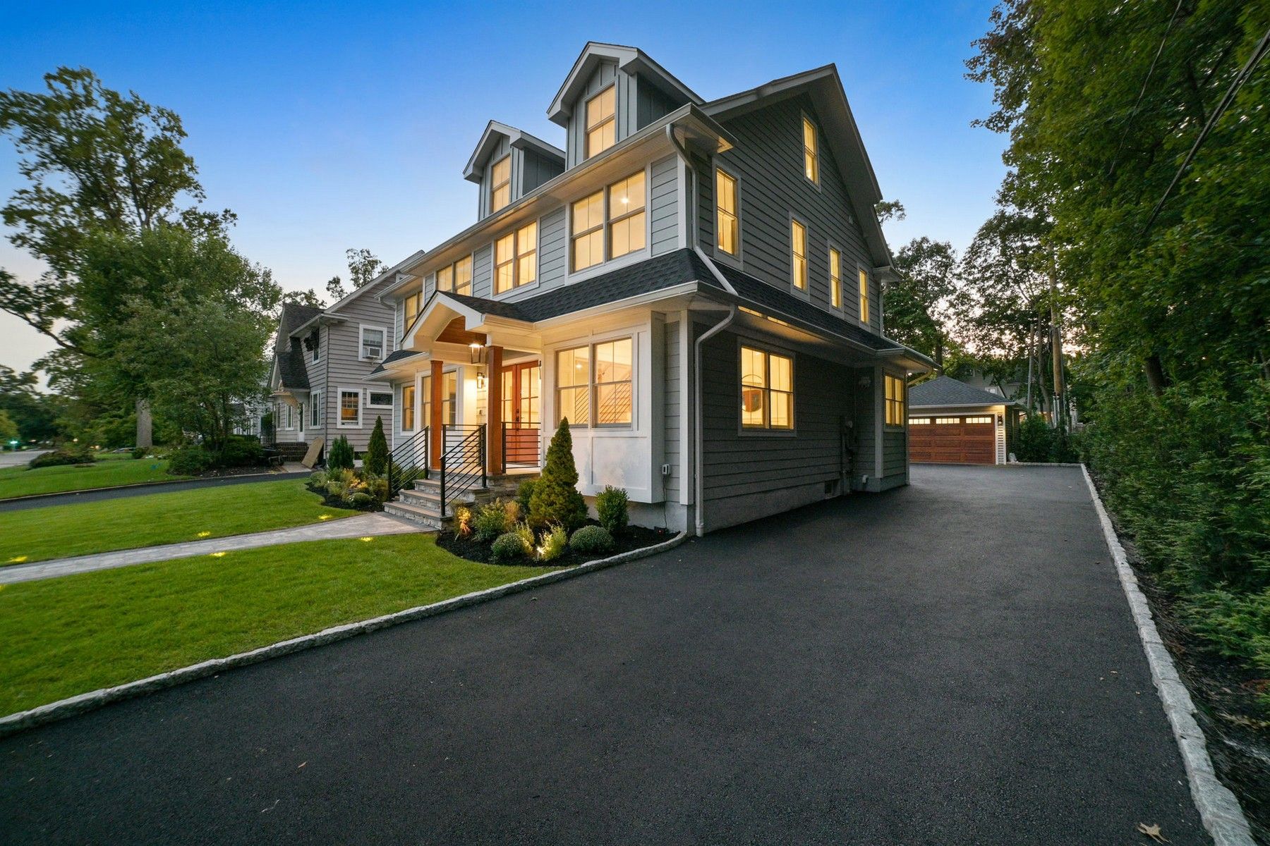 670 Ridgewood Ave 
