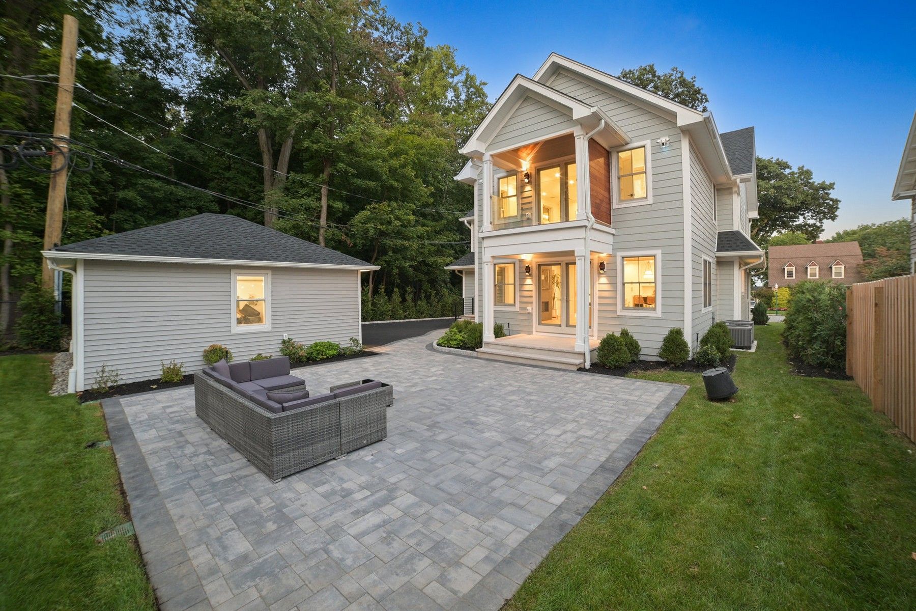 670 Ridgewood Ave 