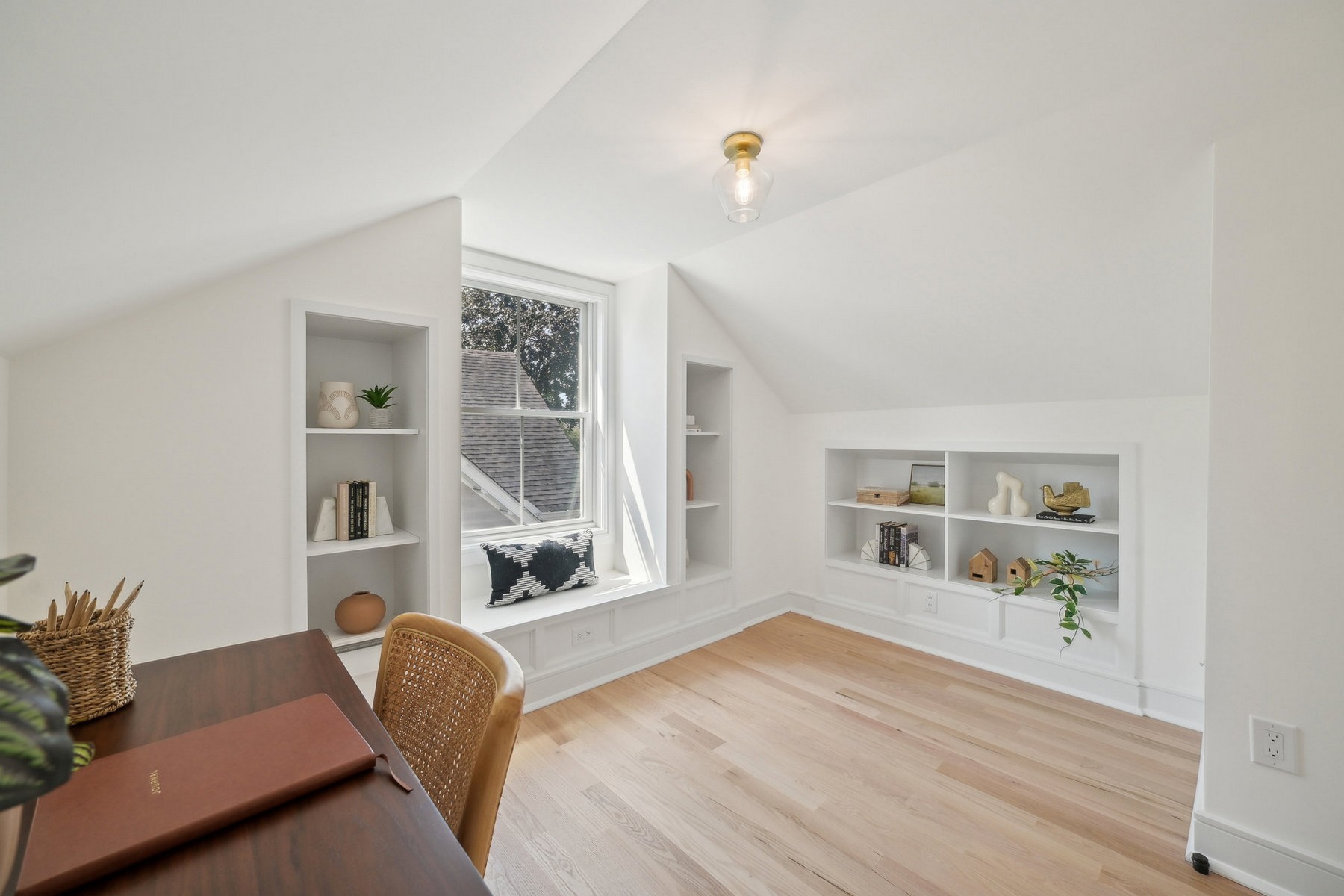 670 Ridgewood Ave 
