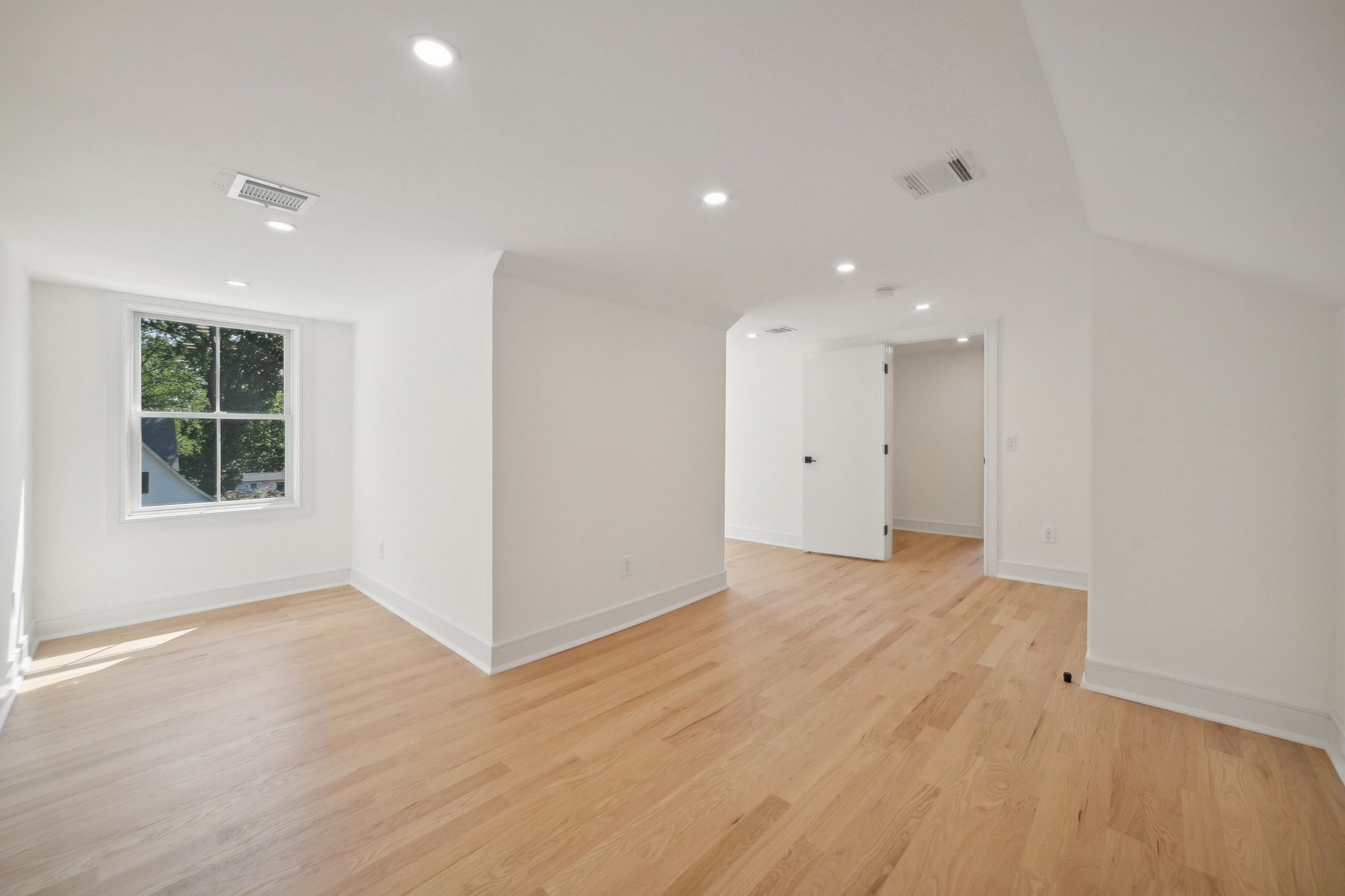 670 Ridgewood Ave 
