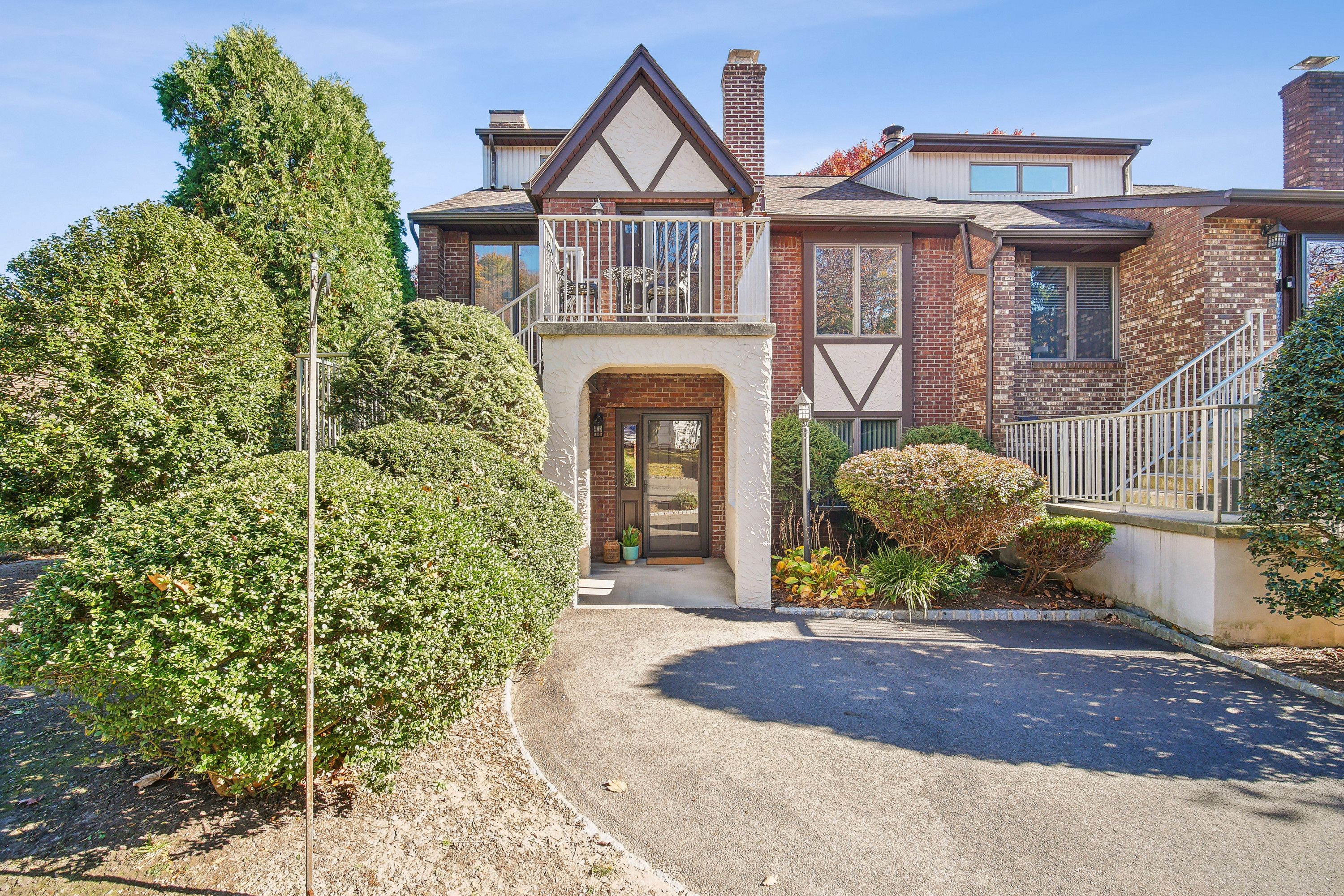 900 Valley Road F8 