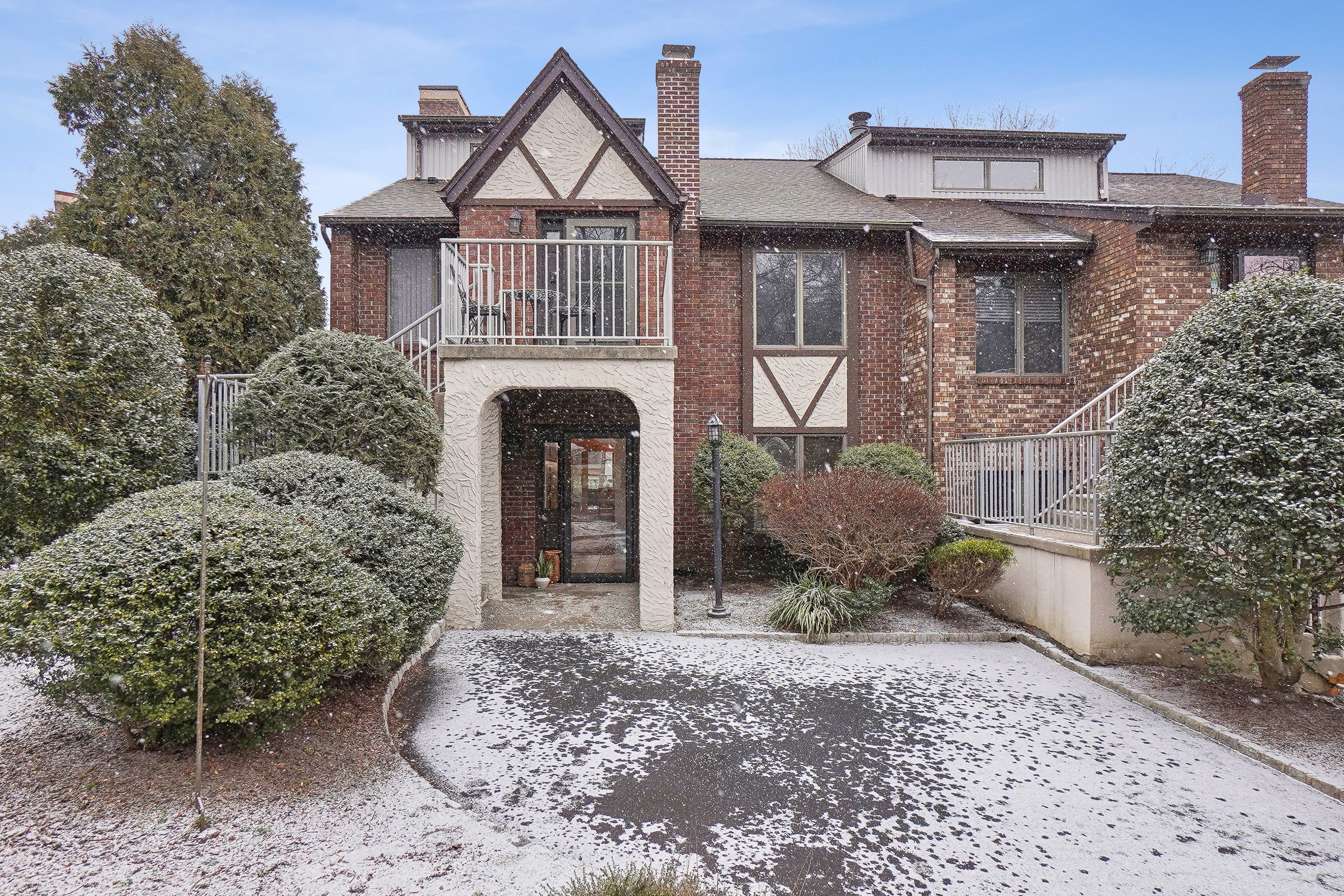 900 Valley Road F8 