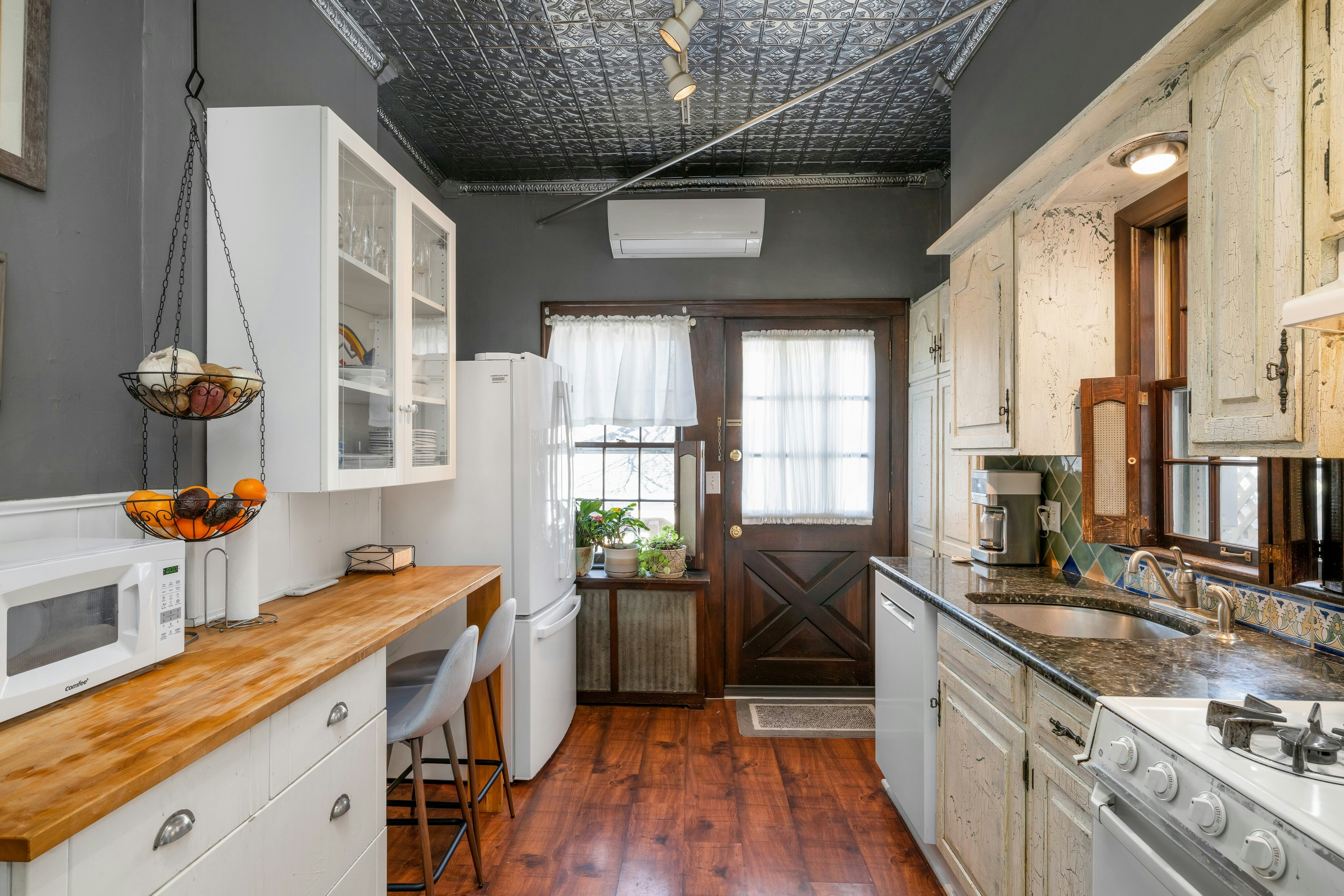 10 Beauvoir Avenue 