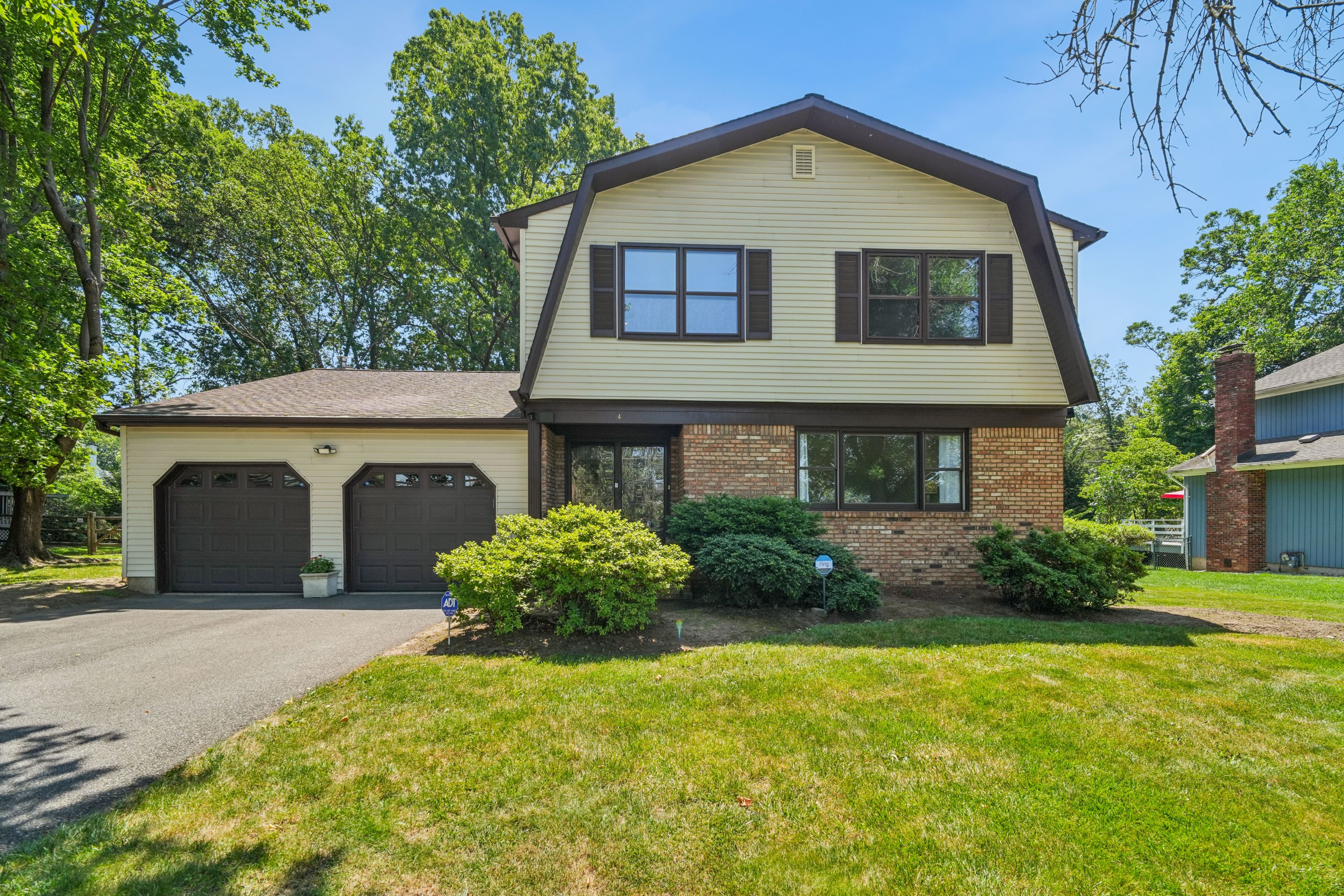 4 Dickens Court 