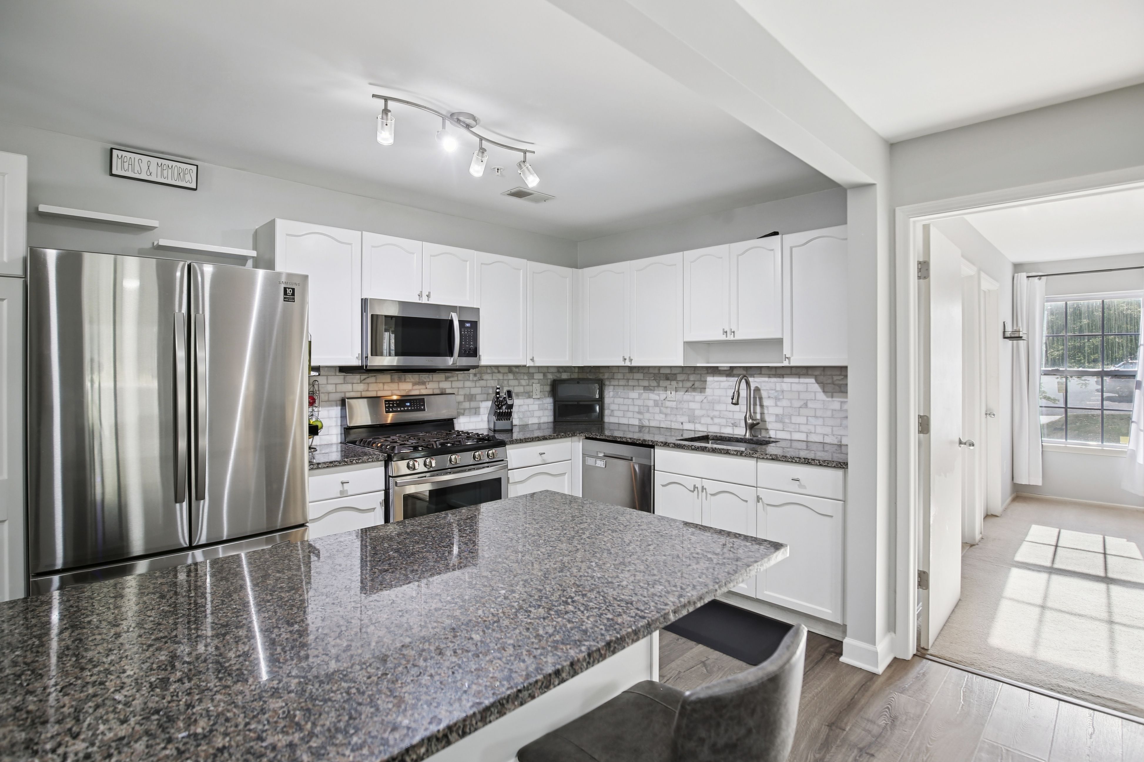 1223 King Court 