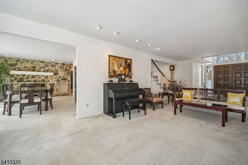 137 High Oaks Dr