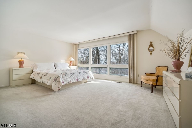 137 High Oaks Dr