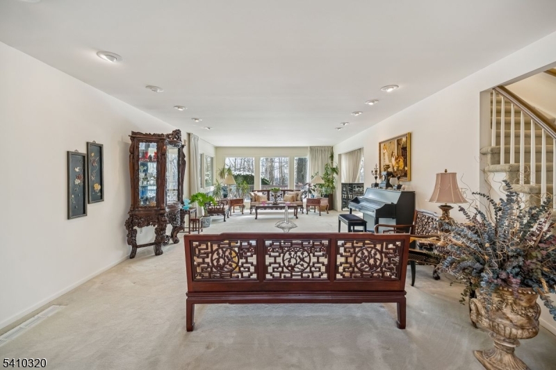 137 High Oaks Dr