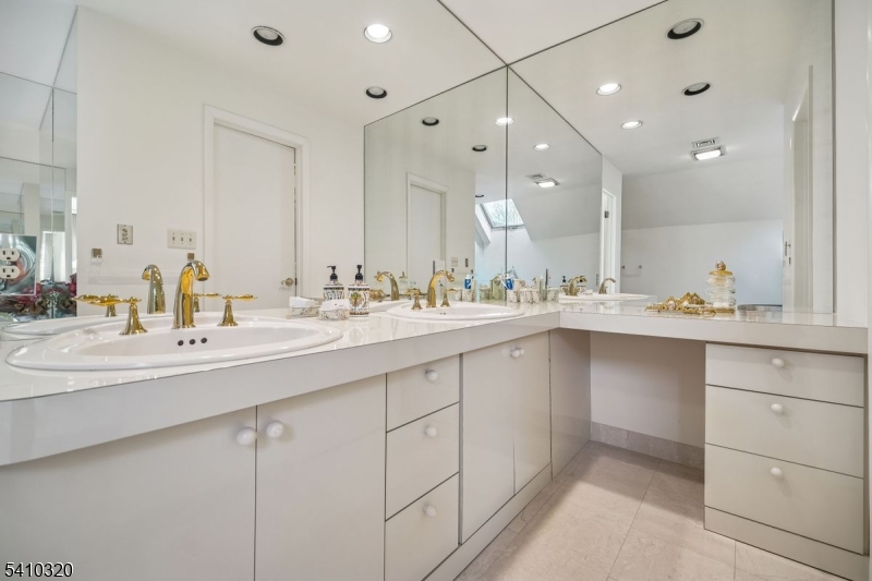 137 High Oaks Dr