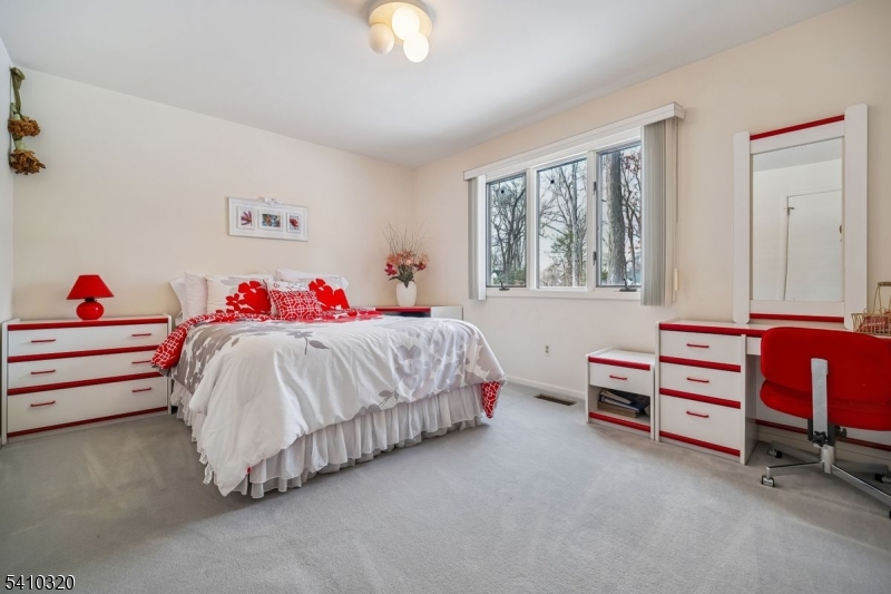 137 High Oaks Dr