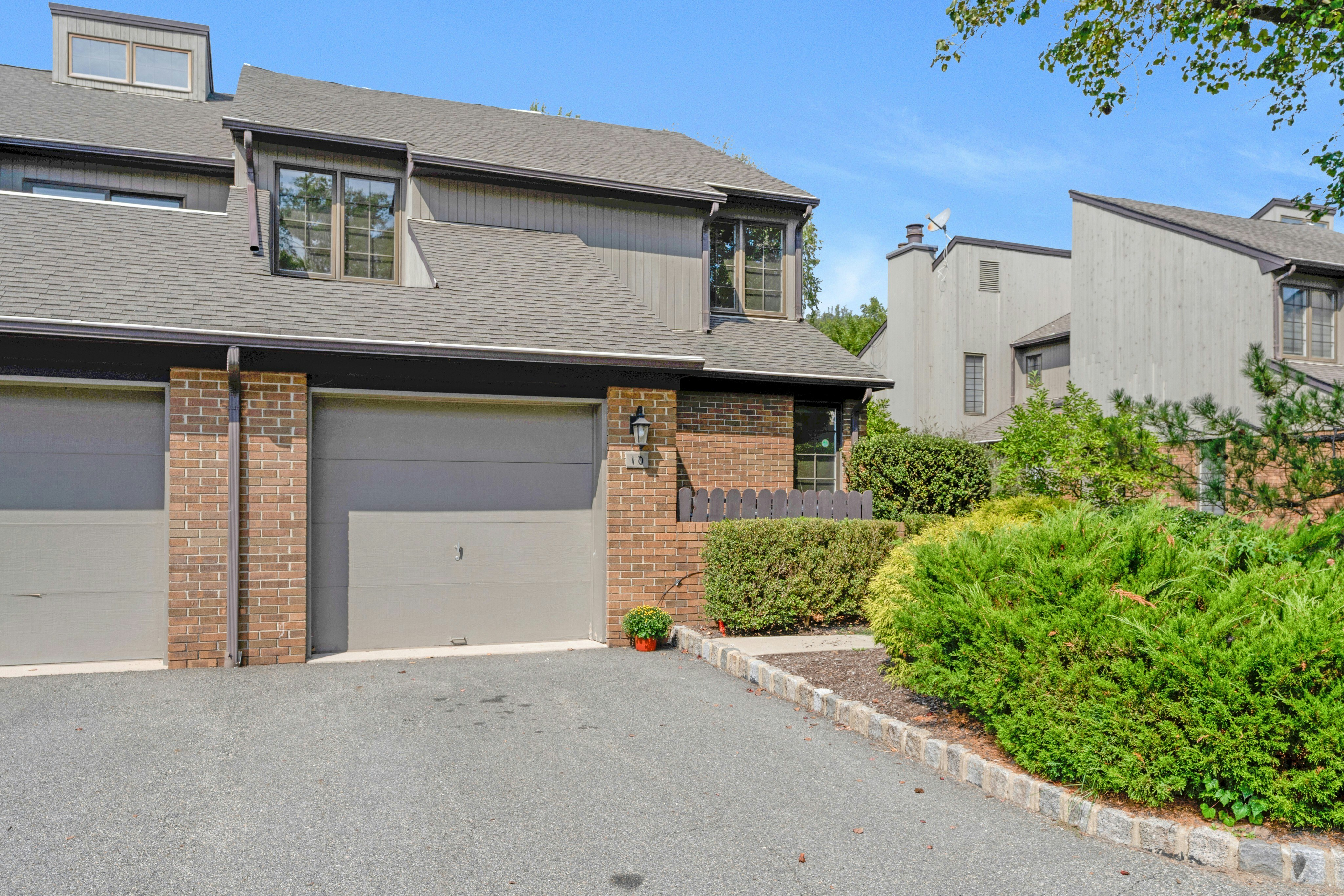 10 Shelley Place 