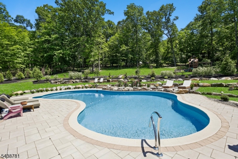 60 Nottingham Dr
