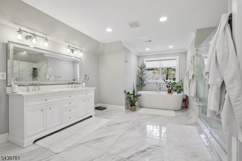 60 Nottingham Dr