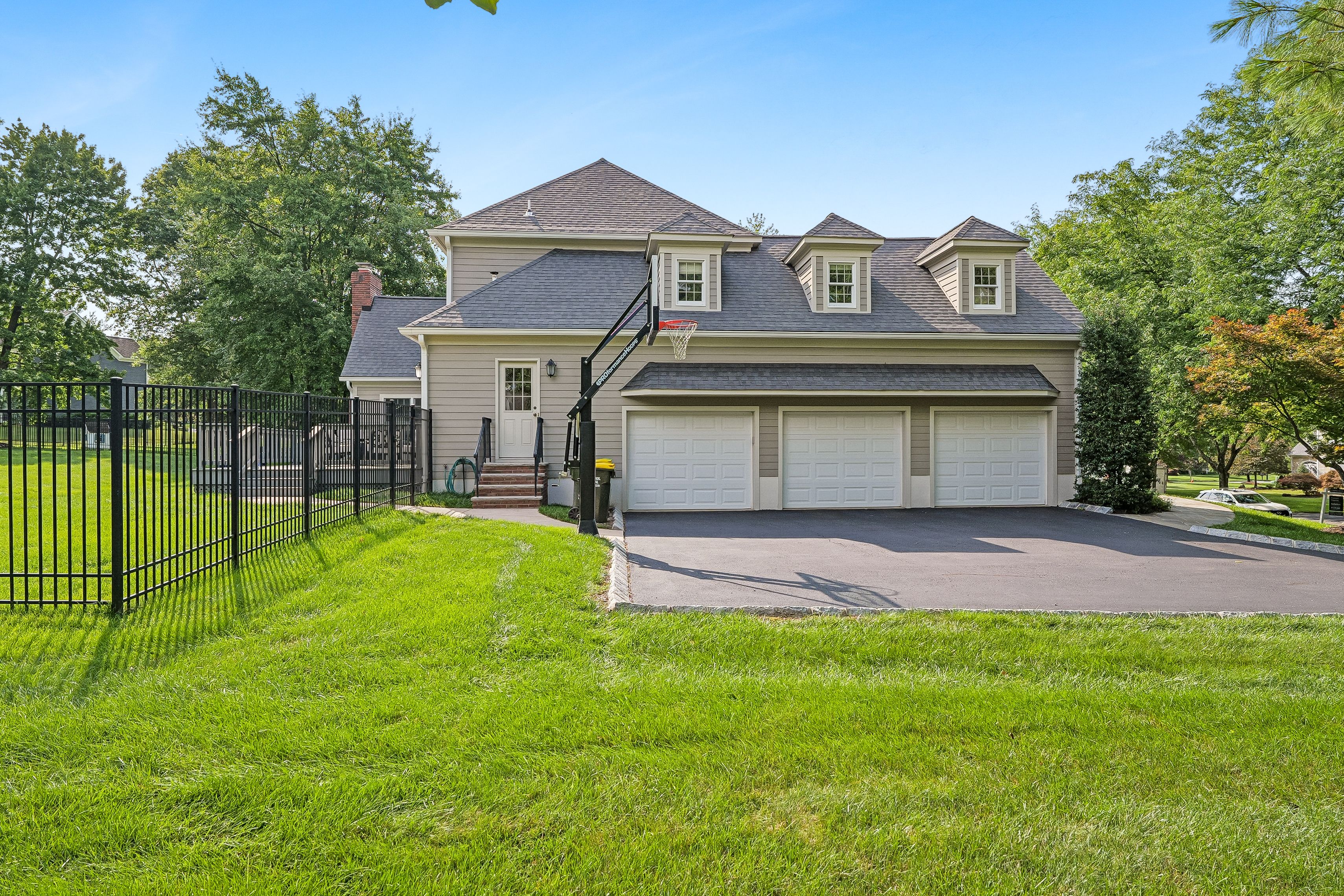 4 Hawkes Court 