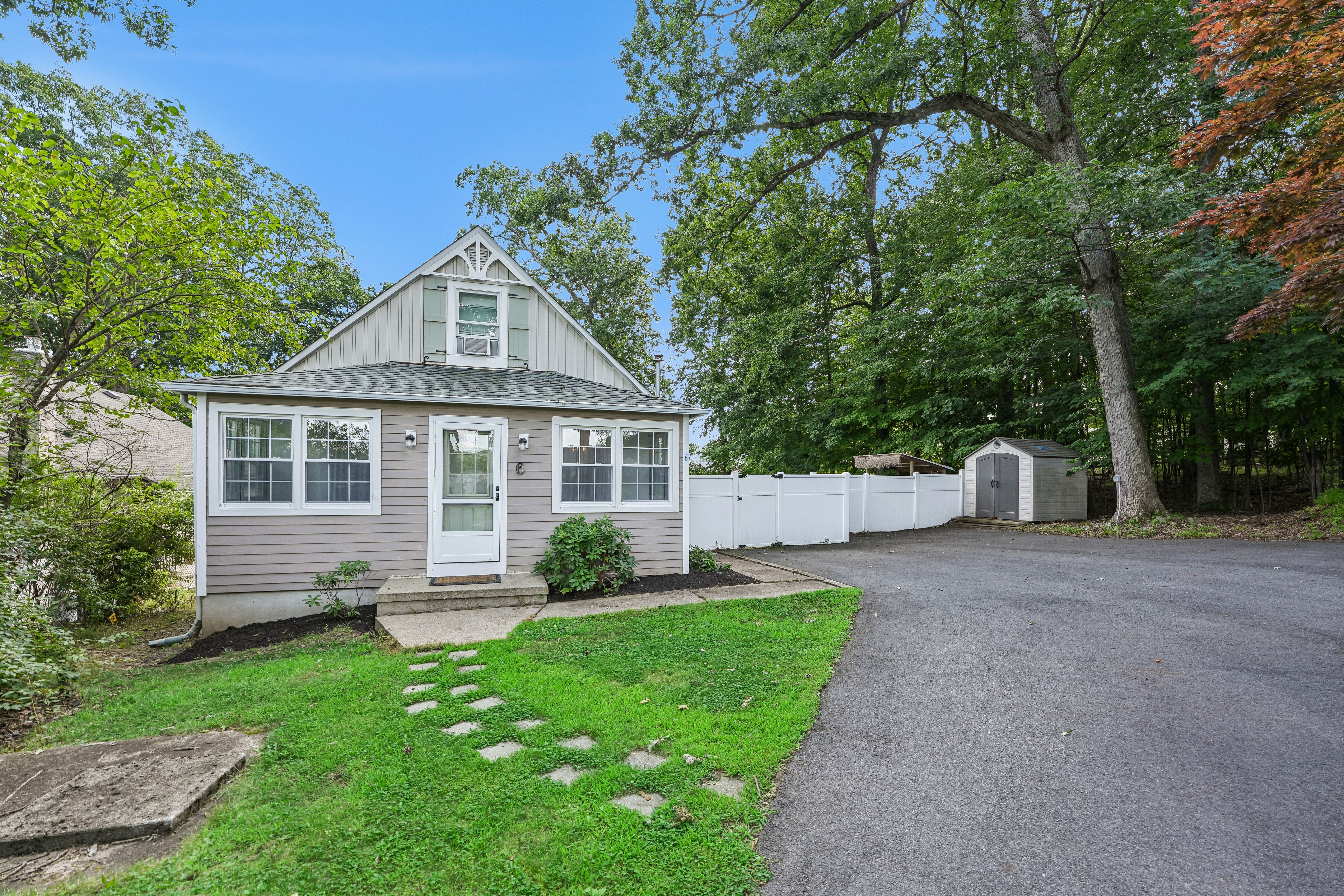 6 Woodlawn Terrace 