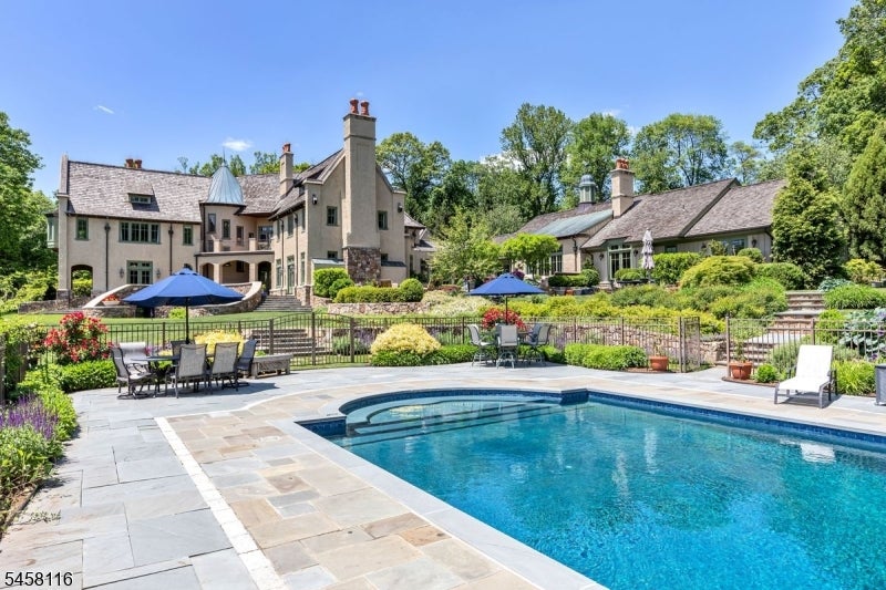 211 Mountainview Estate