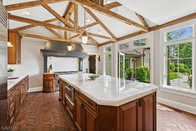 211 Mountainview Estate