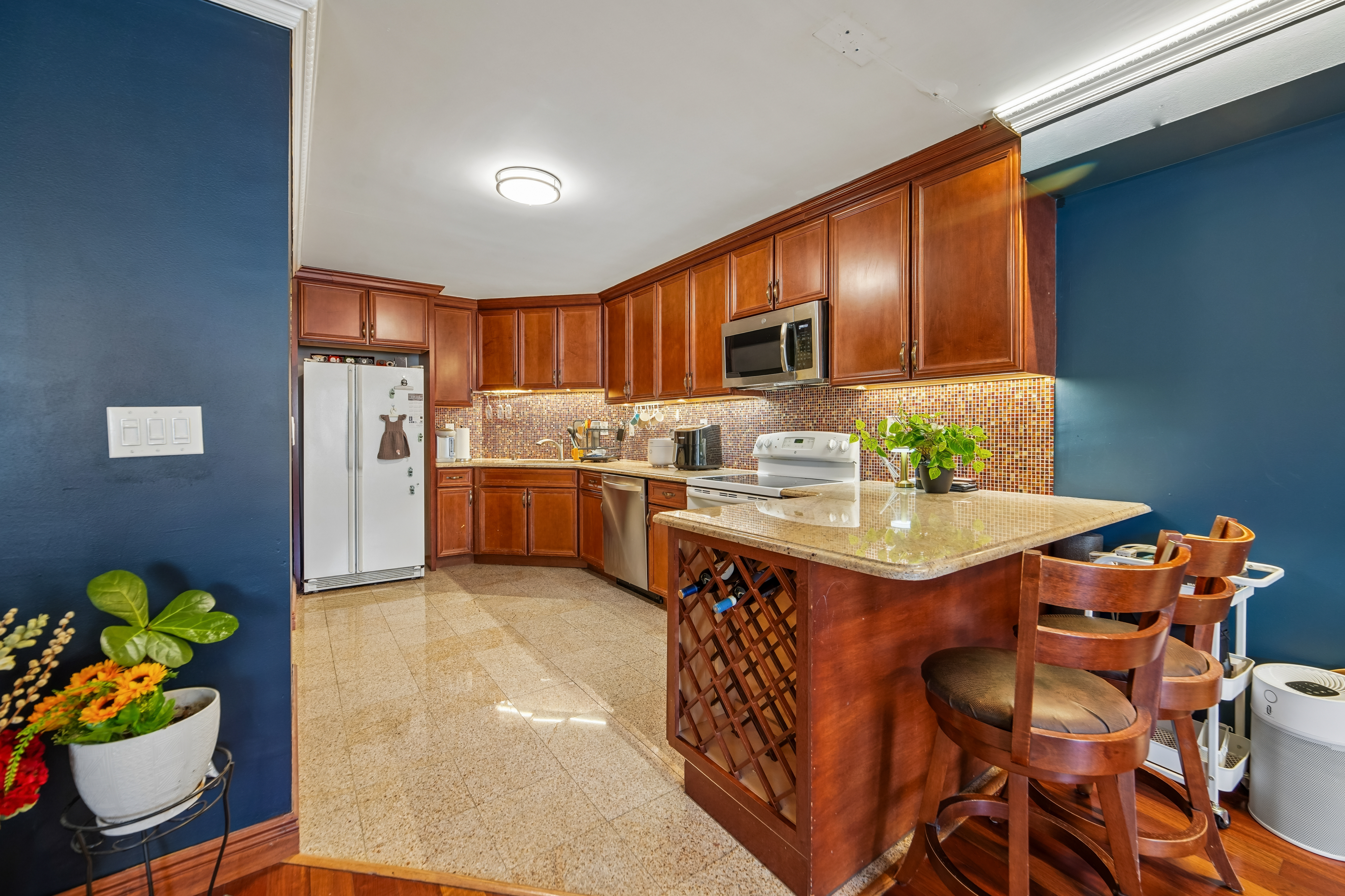 1055 River Road #302