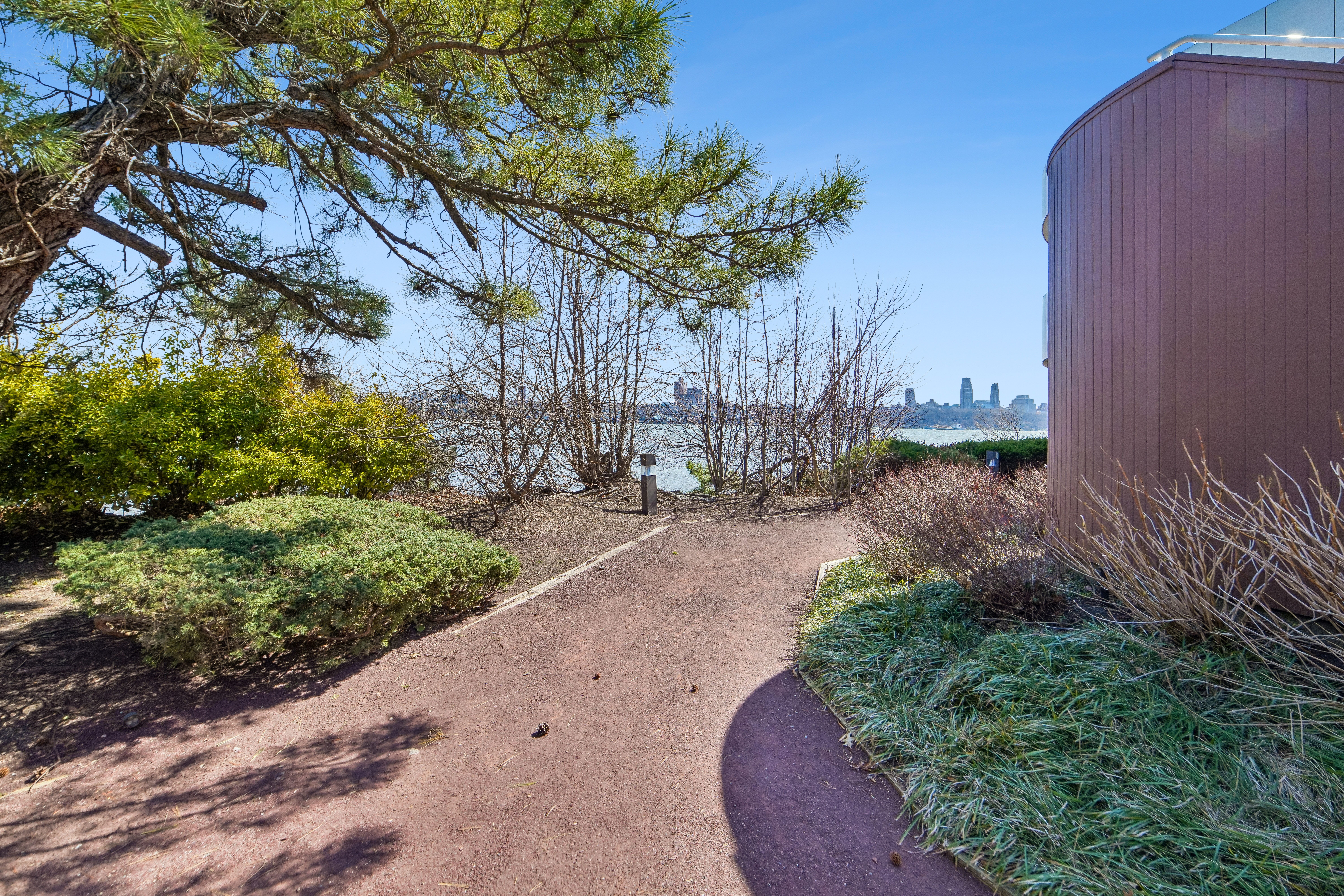 1055 River Road #302