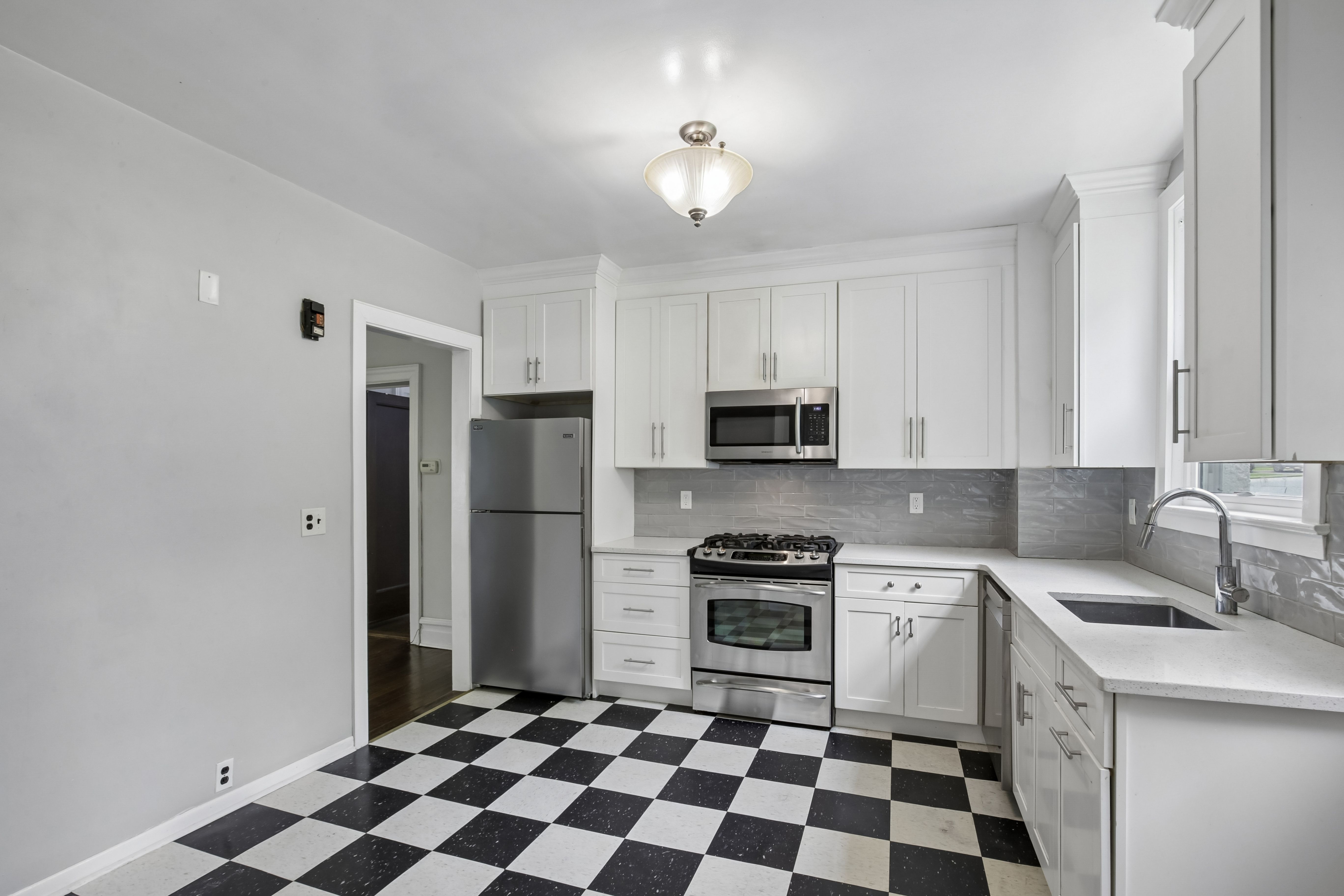 195 River Edge Road, 1 