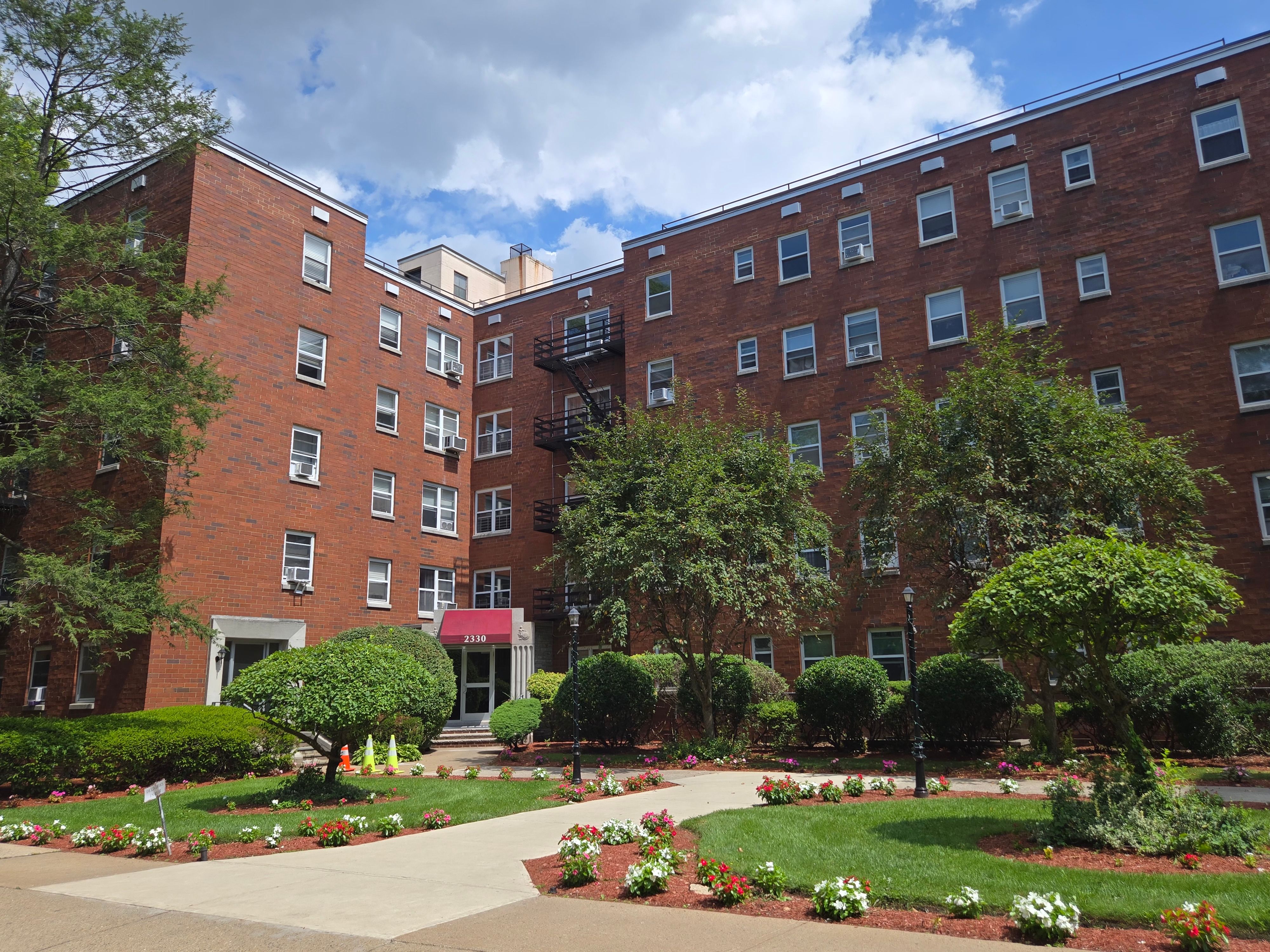 2330 Linwood Ave #1F 