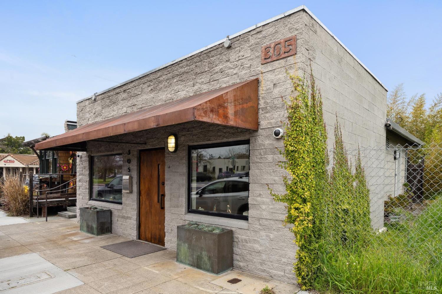 305 Petaluma Boulevard S