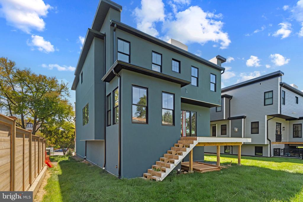 111 W 6TH