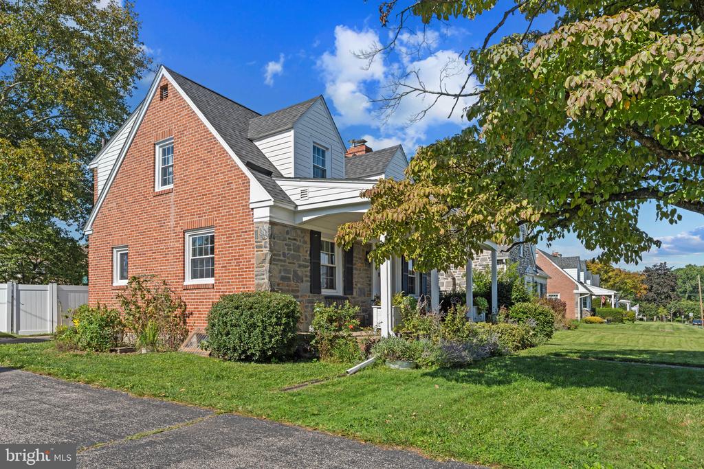 442 THATCHER ROAD