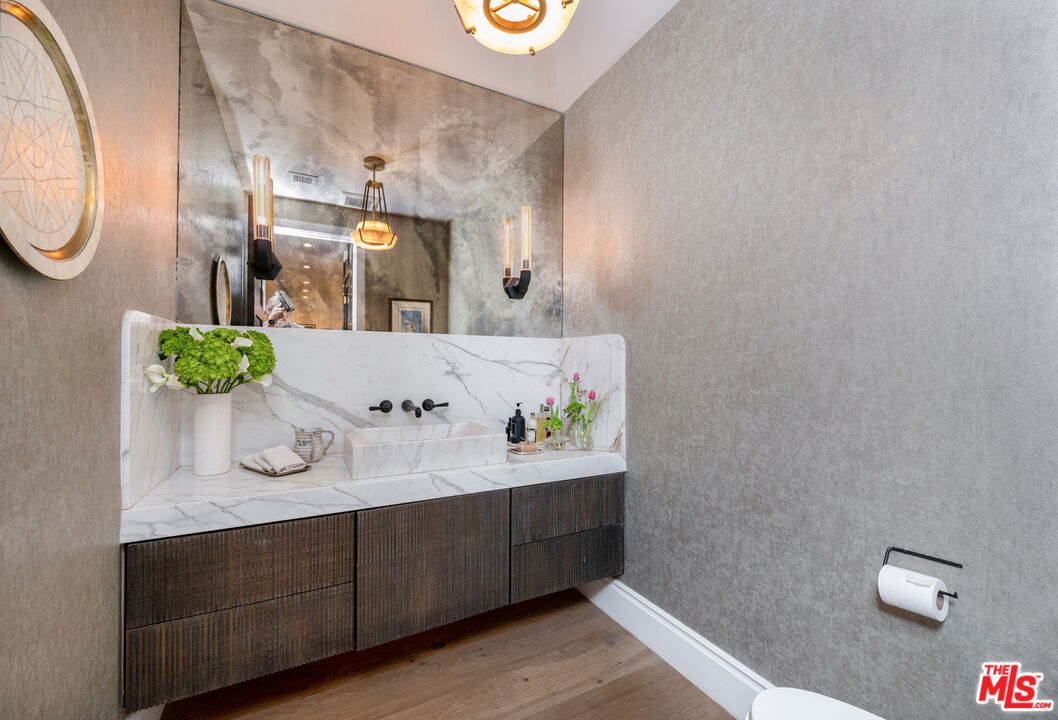 320 N Alta Vista Blvd