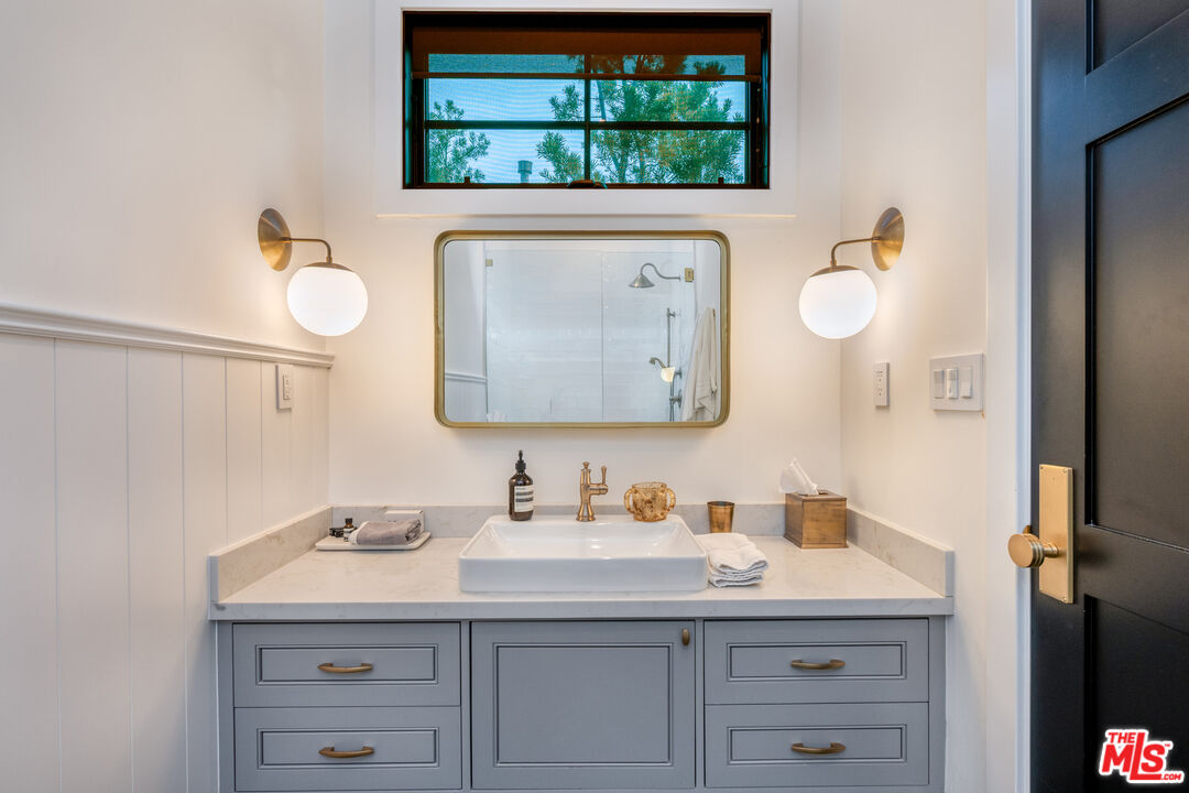 320 N Alta Vista Blvd