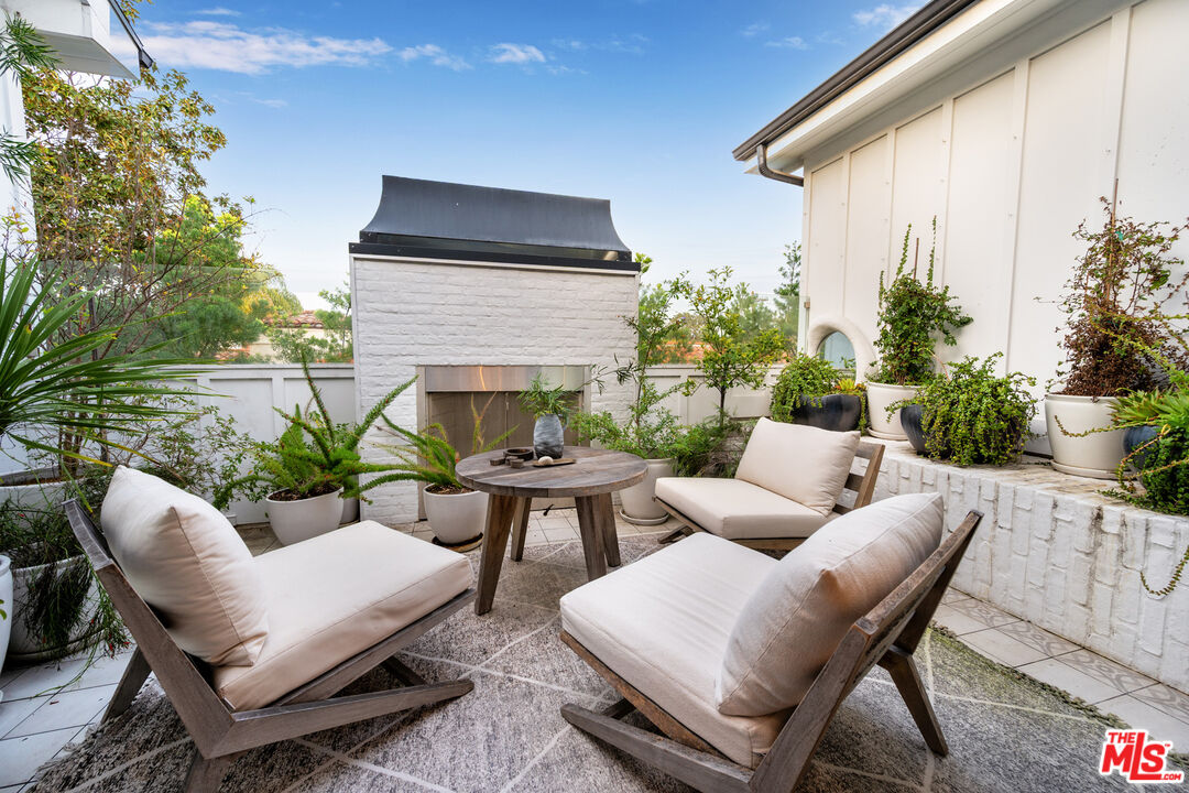 320 N Alta Vista Blvd