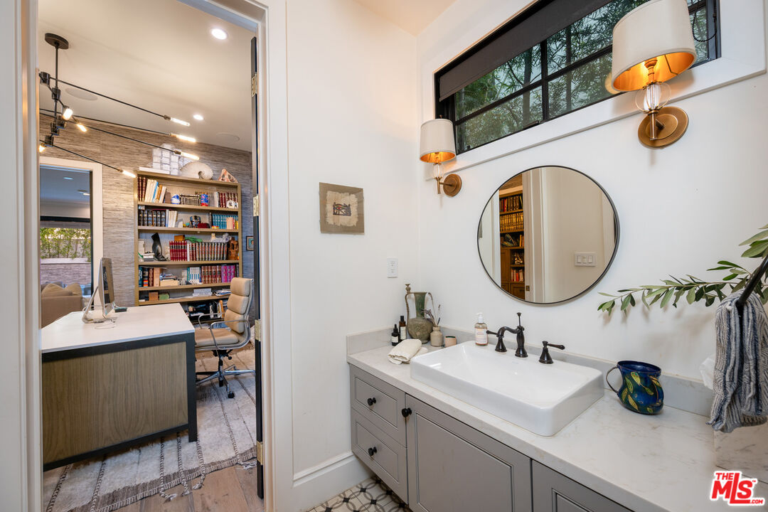 320 N Alta Vista Blvd