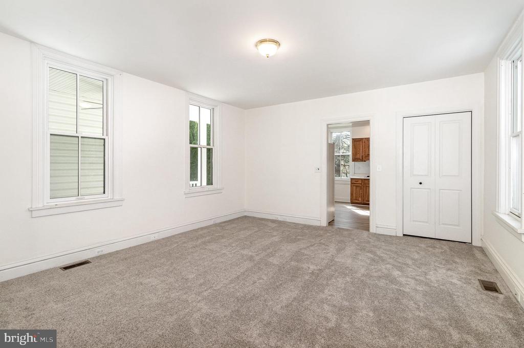 308 E Derry Rd