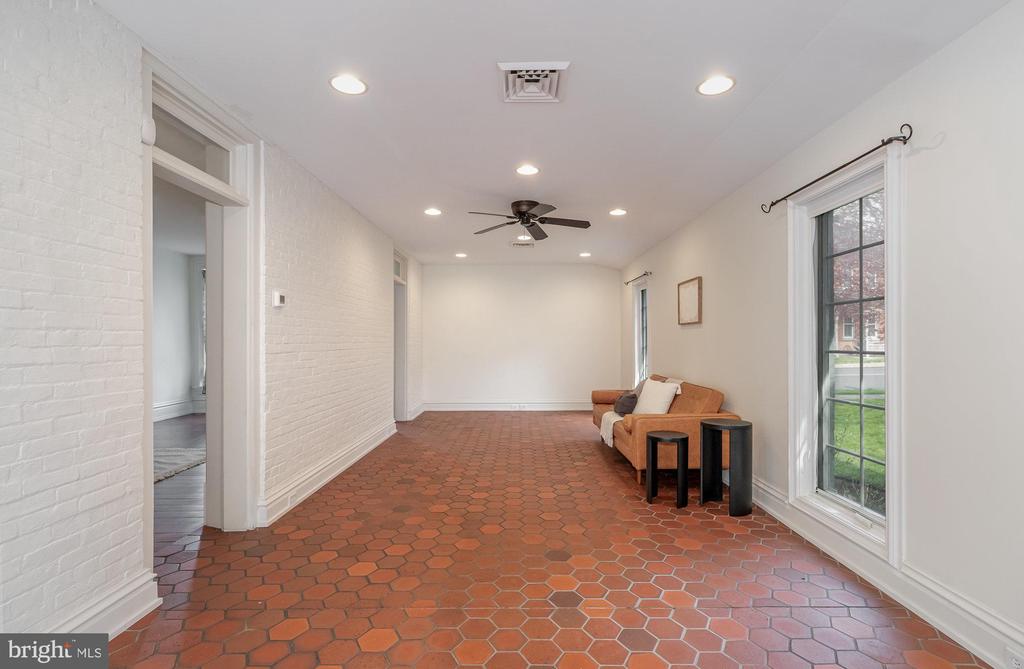 308 E Derry Rd