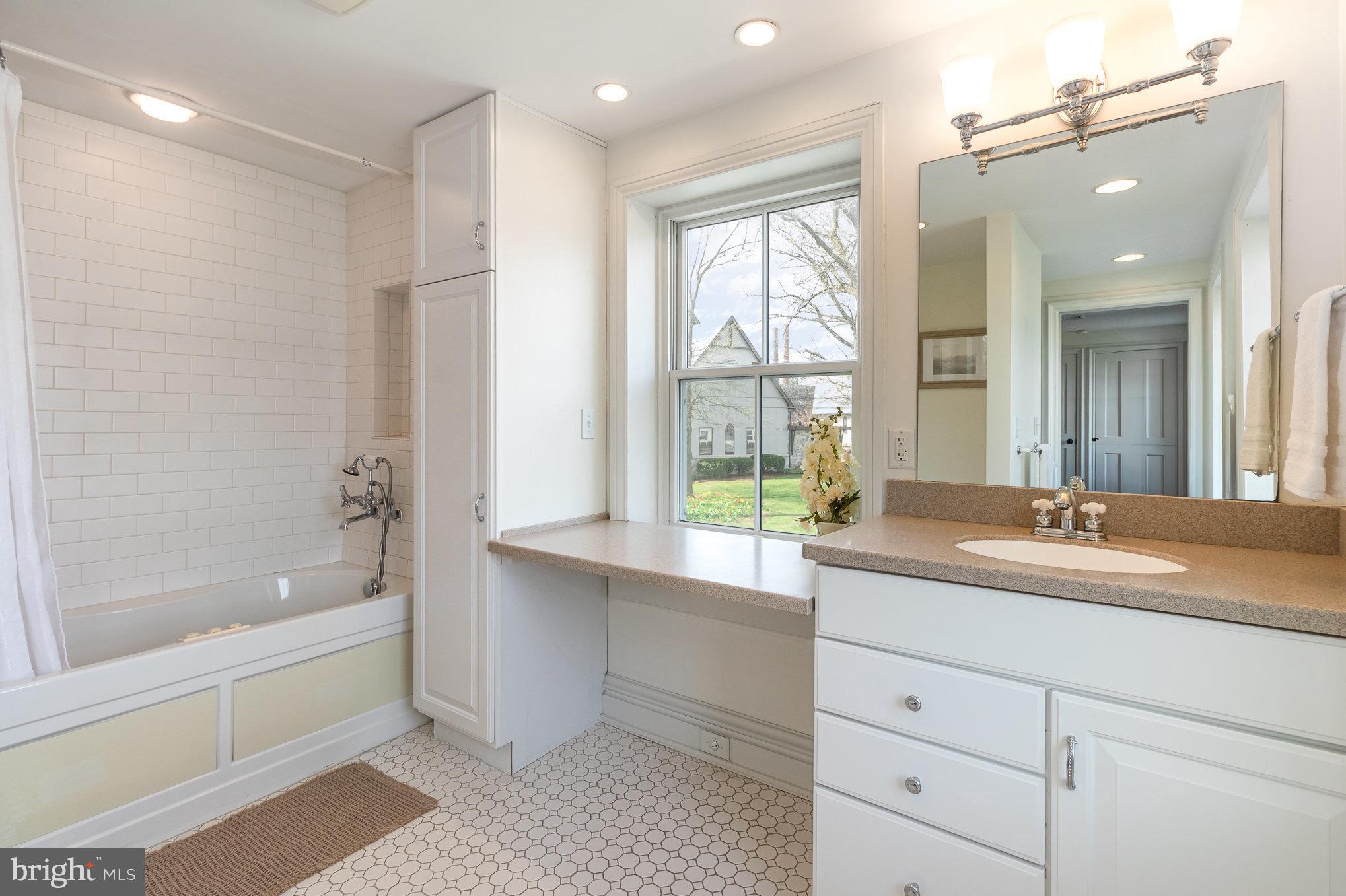 308 E Derry Rd