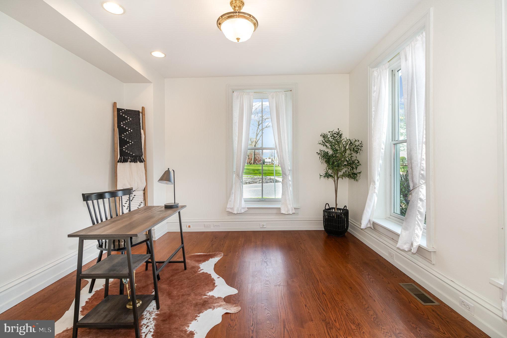 308 E Derry Rd