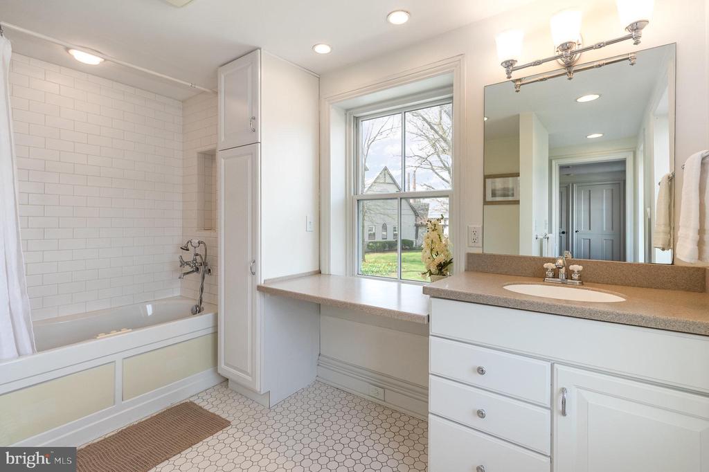 308 E Derry Rd