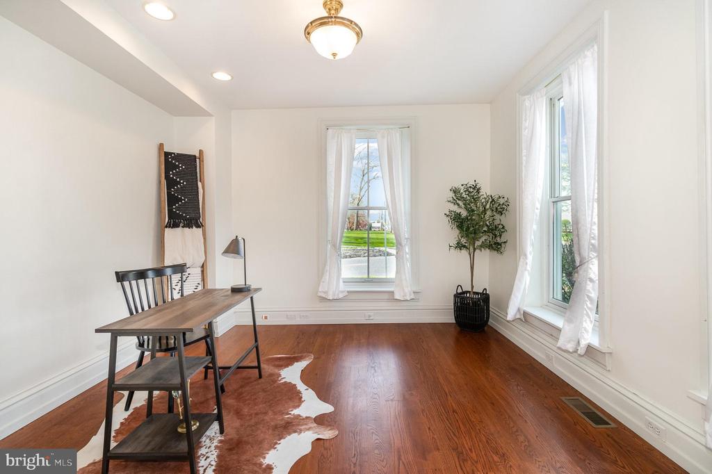 308 E Derry Rd