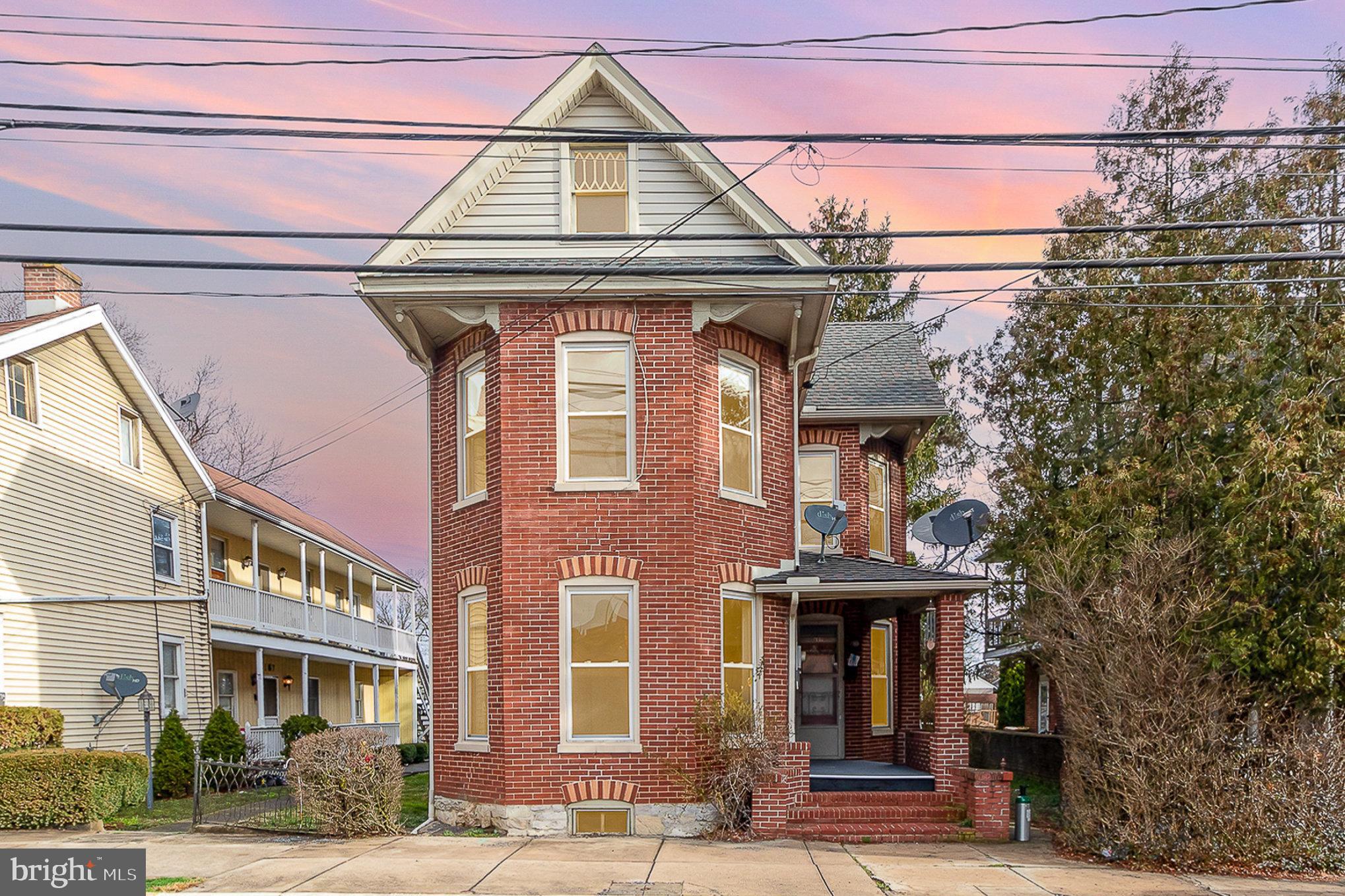 157 King St W