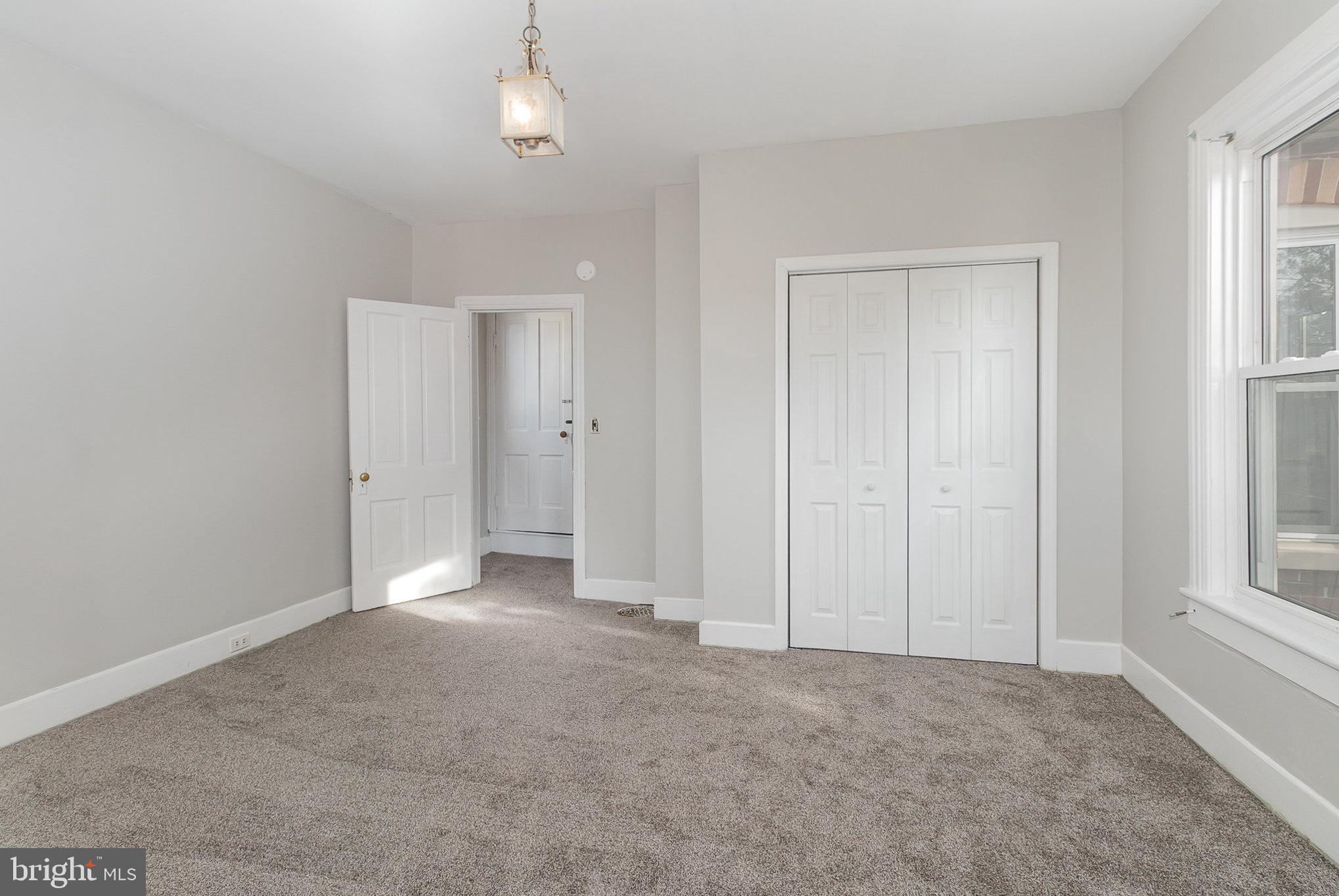 157 King St W