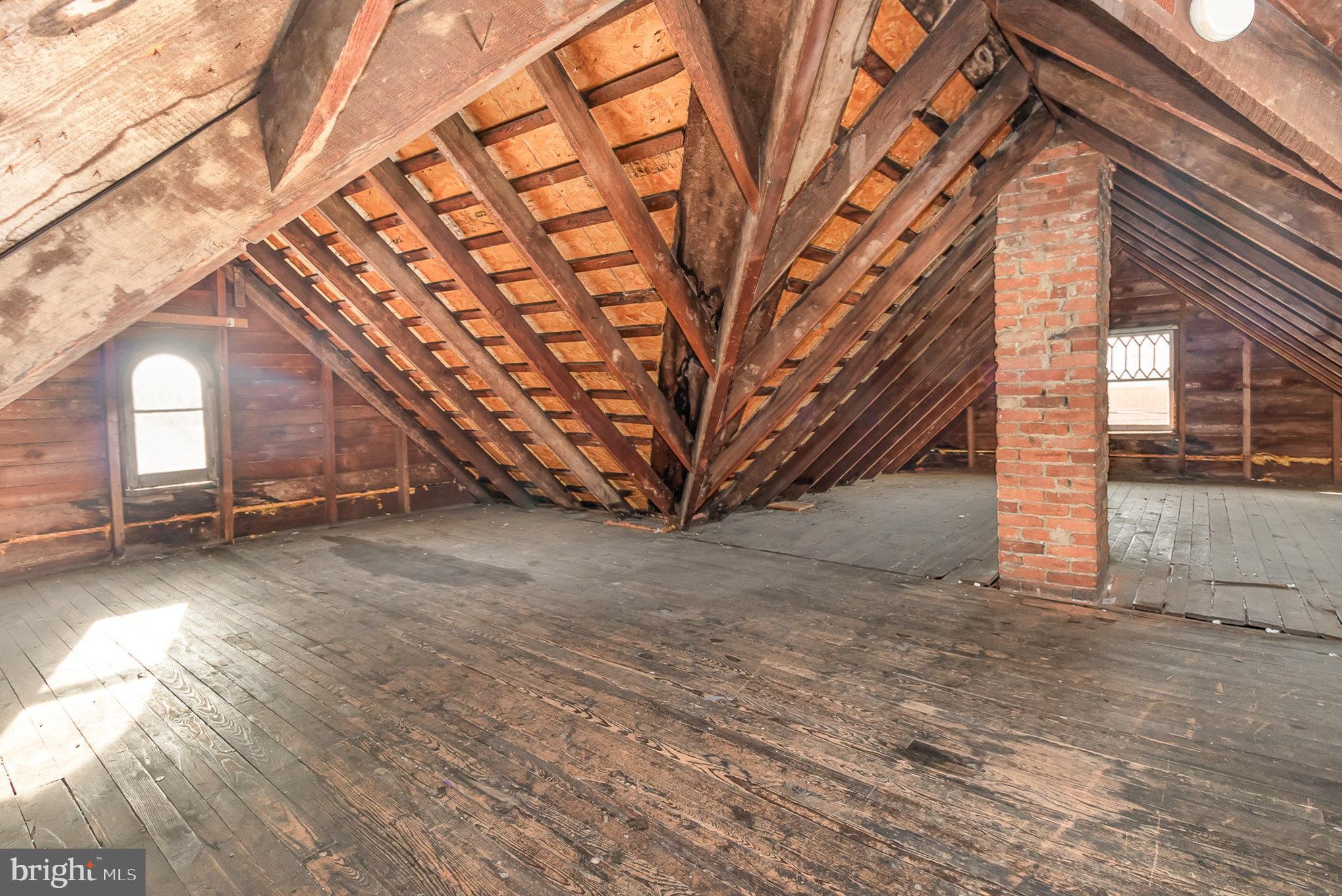 157 King St W