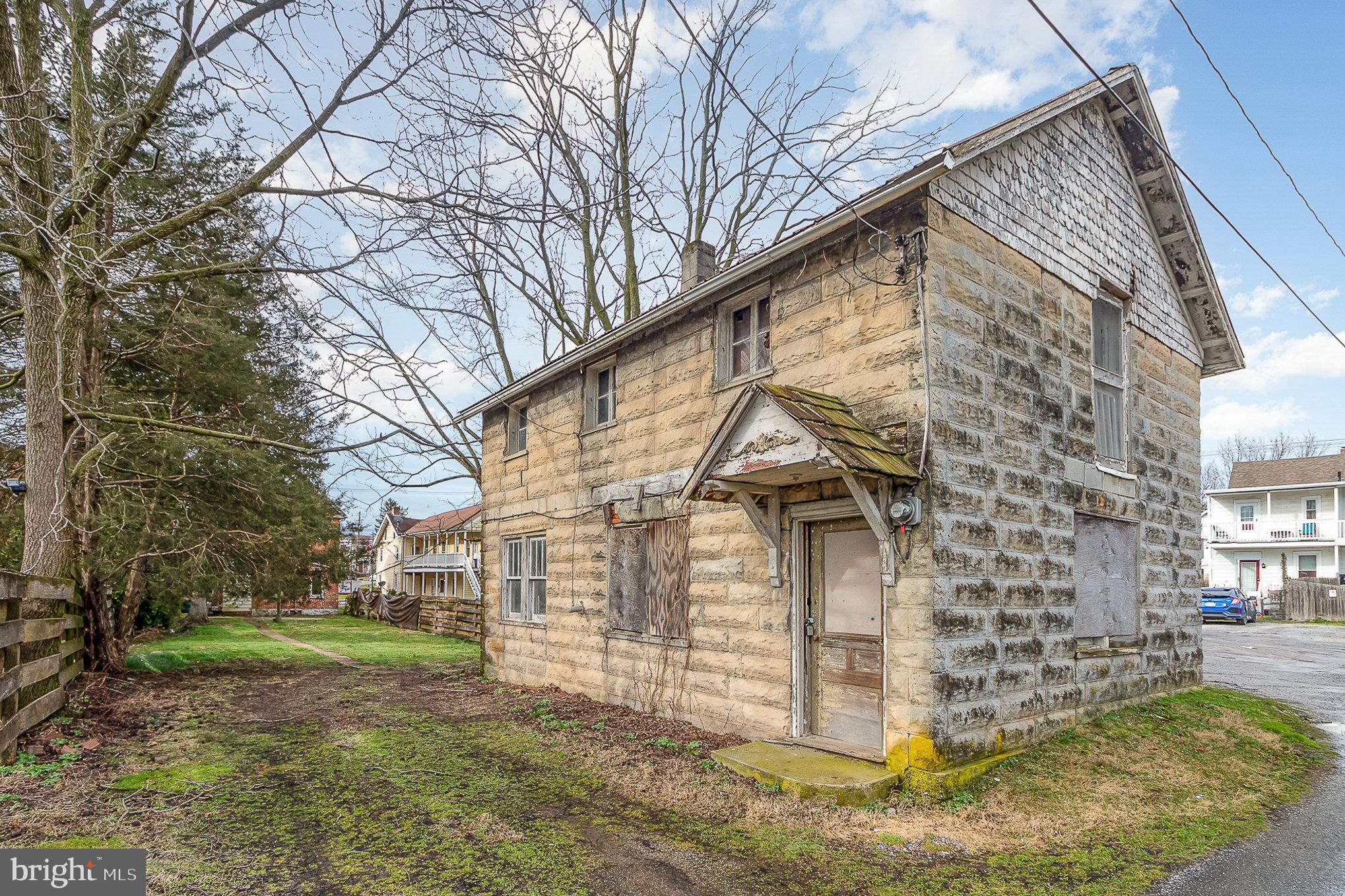 157 King St W
