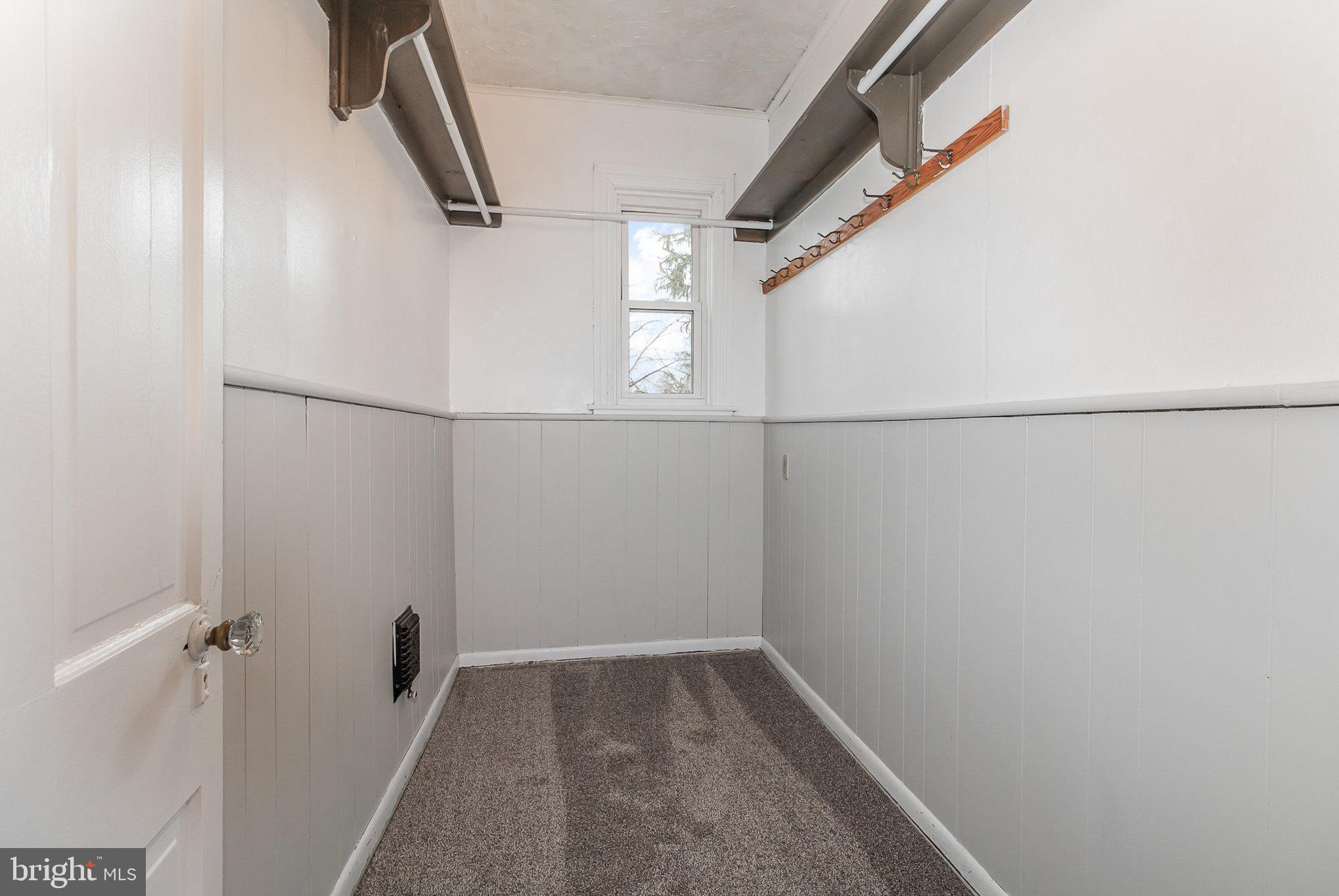 157 King St W